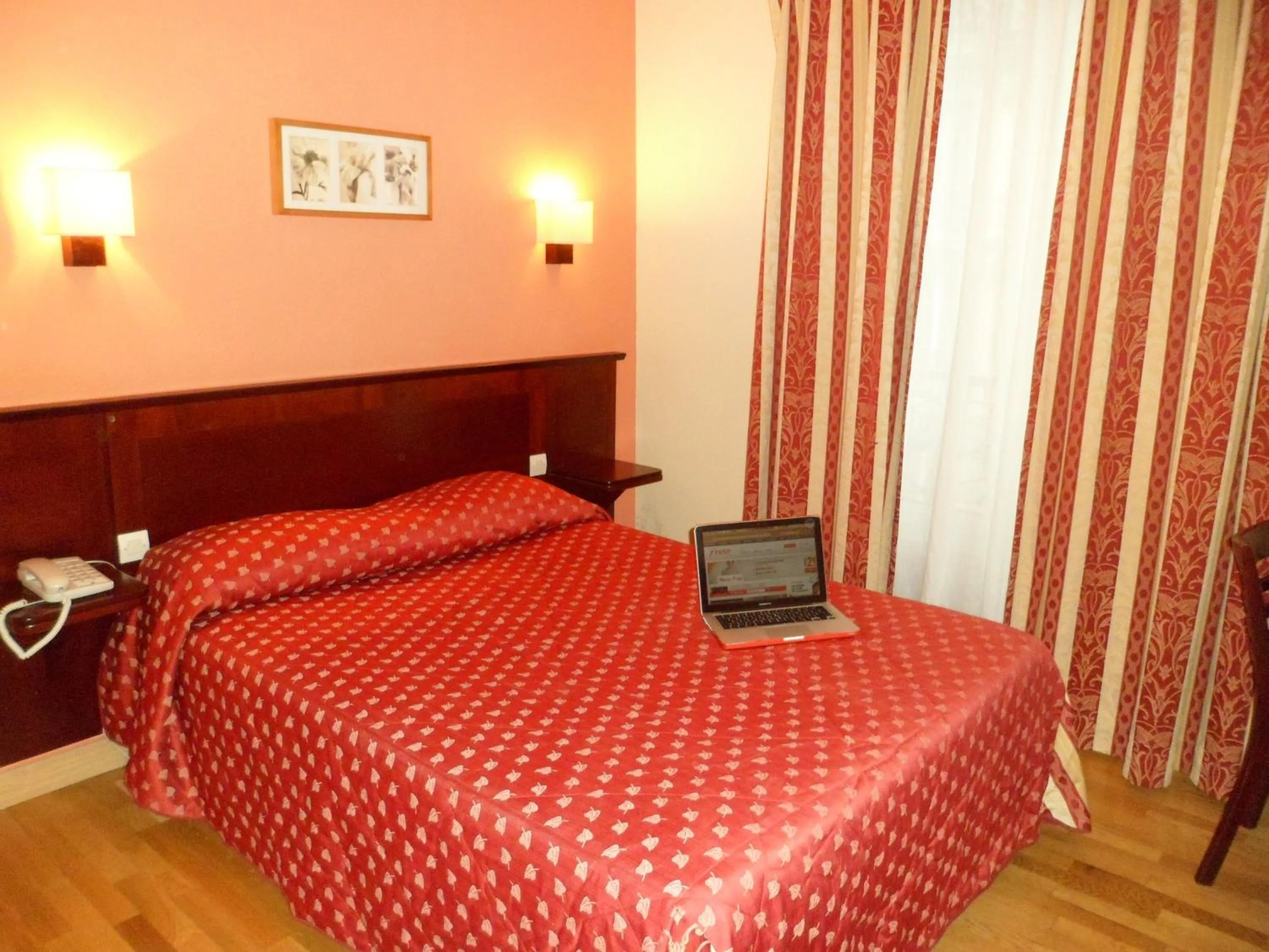 Bed in Hôtel De Paris Opera