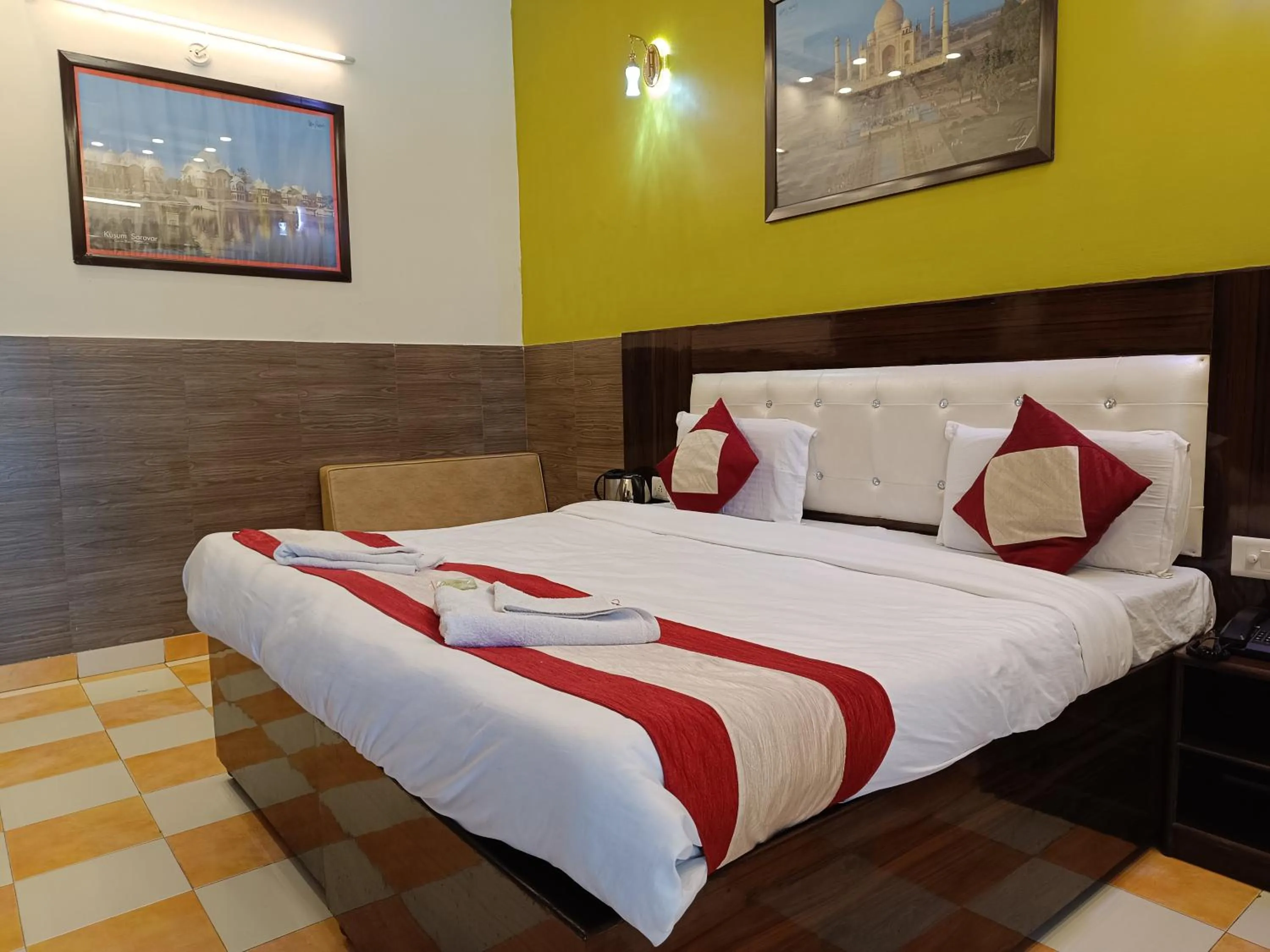 Bedroom, Bed in Hotel Sidhartha Walking Distance From TajMahal