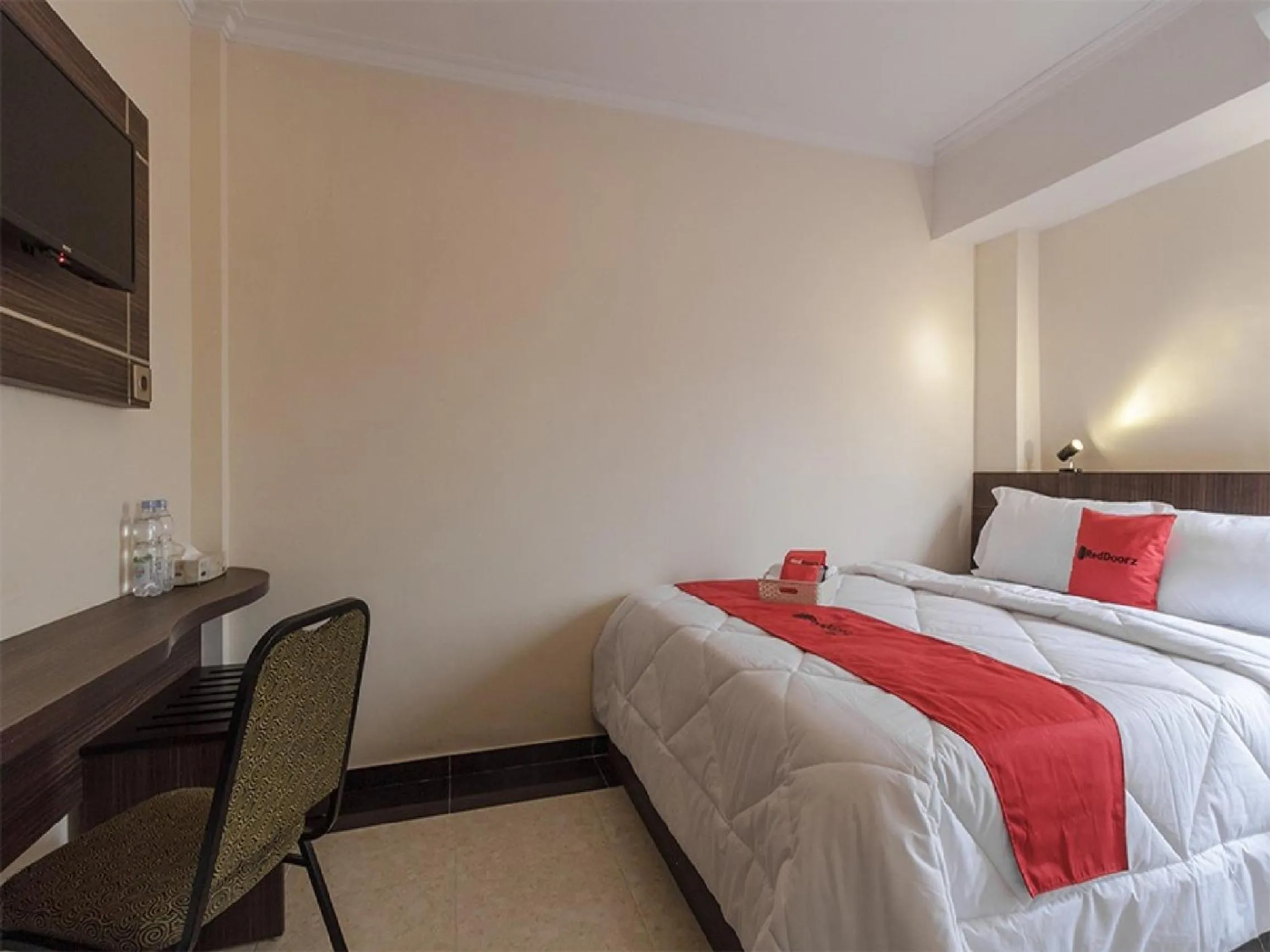 Bedroom, Bed in RedDoorz Plus at Boulevard Panakkukang Makassar