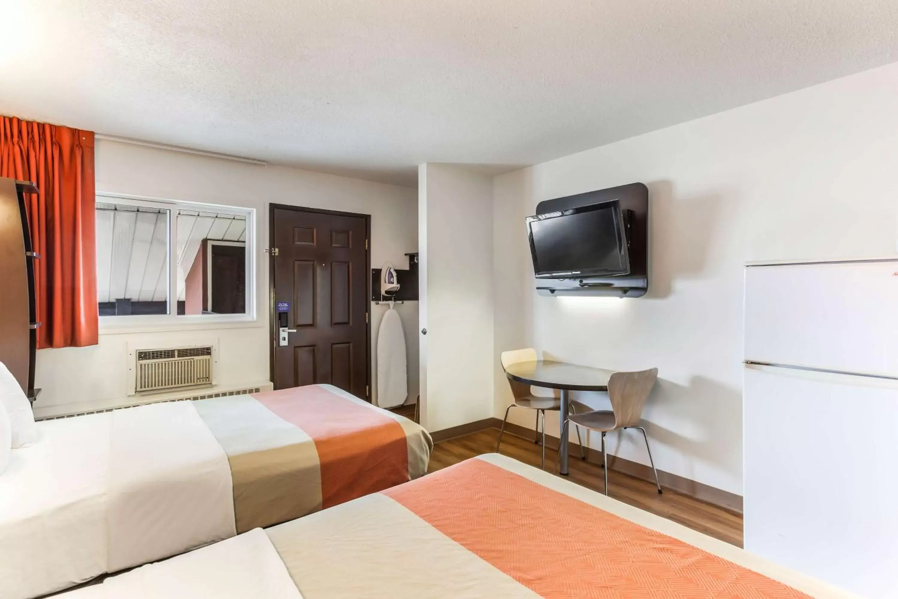 Quadruple Room - Non-Smoking in Motel 6-Lethbridge, AB Quadruple Room - Non-Smoking in Motel 6-Lethbridge, AB