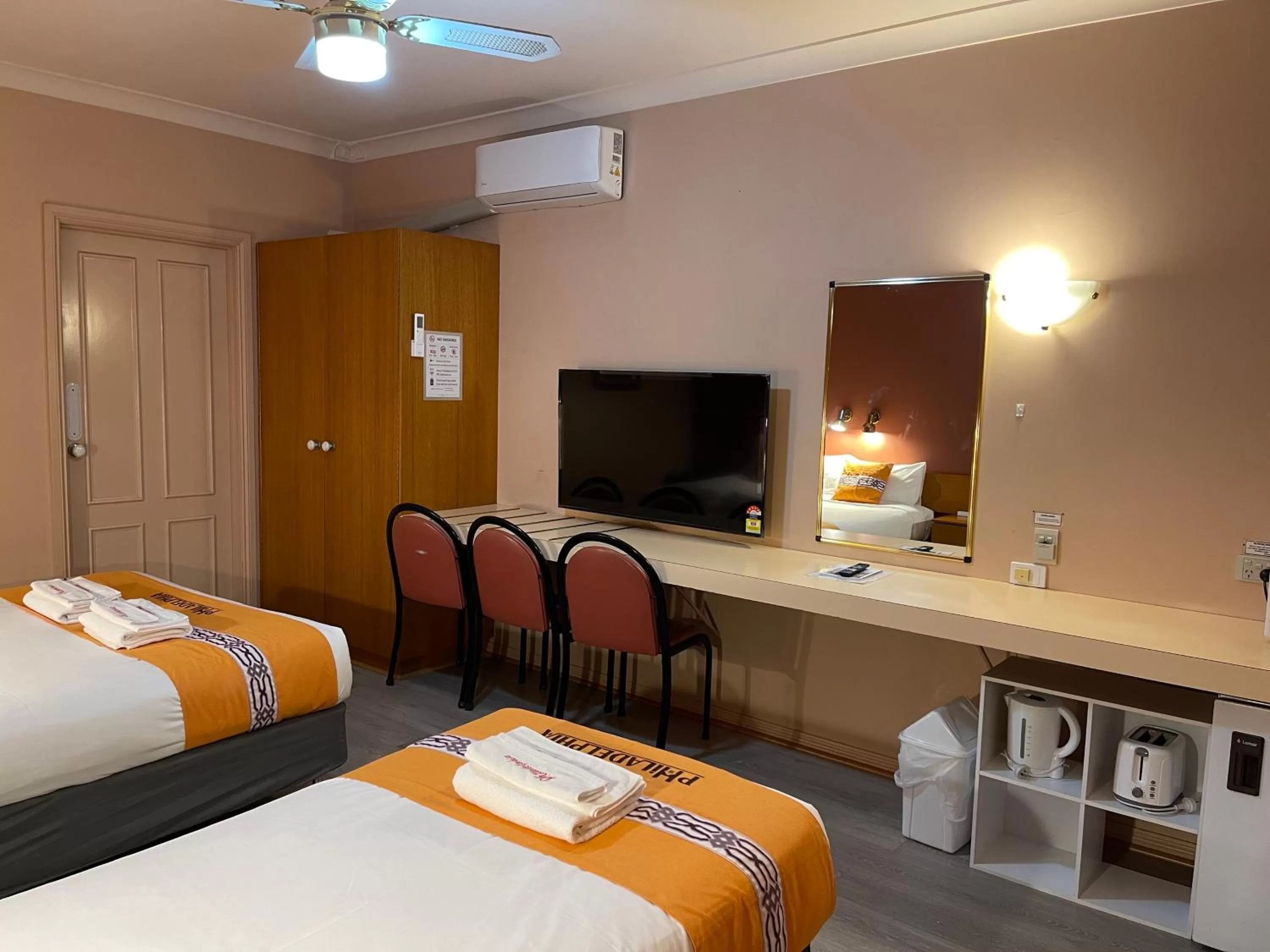 Photo of the whole room, Bed in Philadelphia Motor Inn