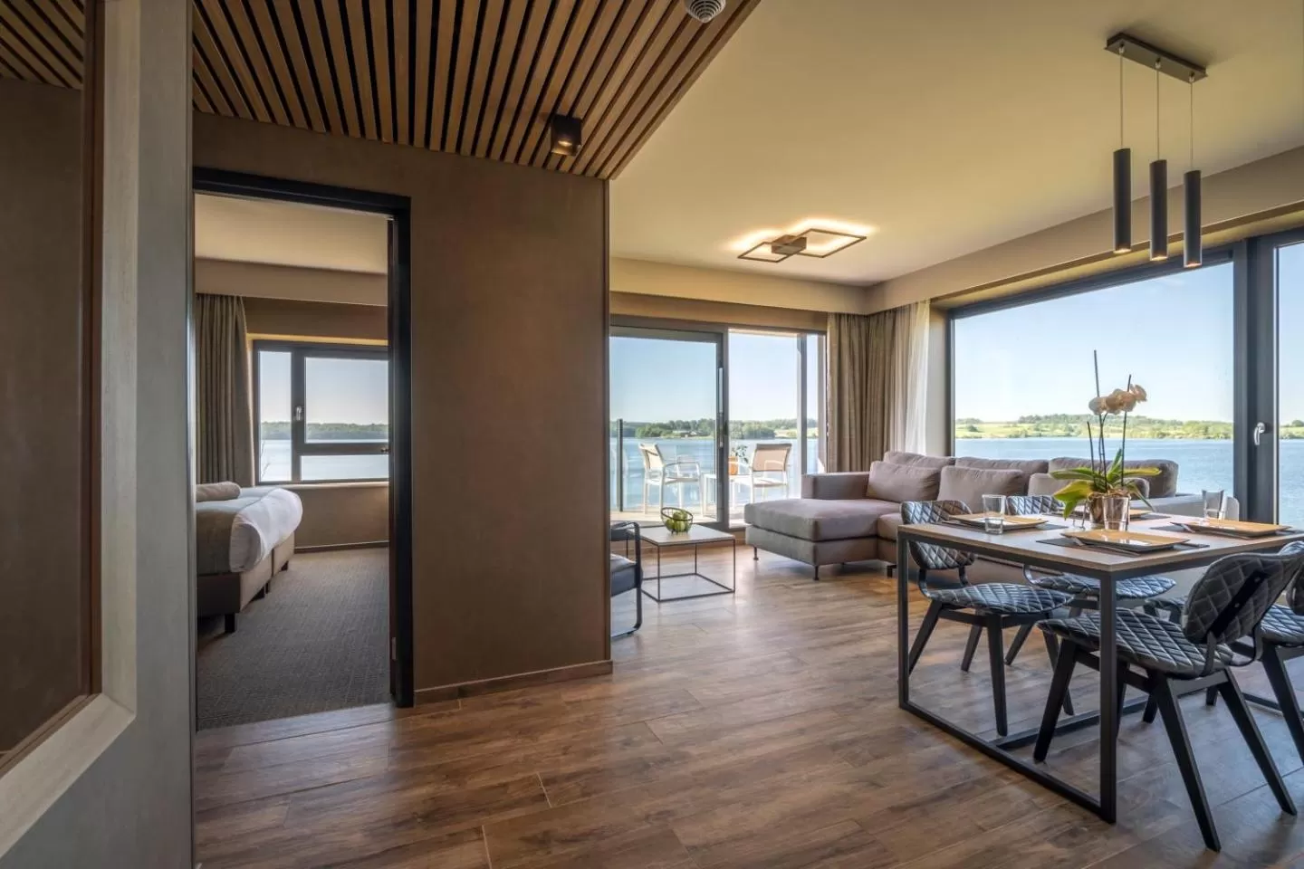 Living room, Bed in Golden Lakes Hotel