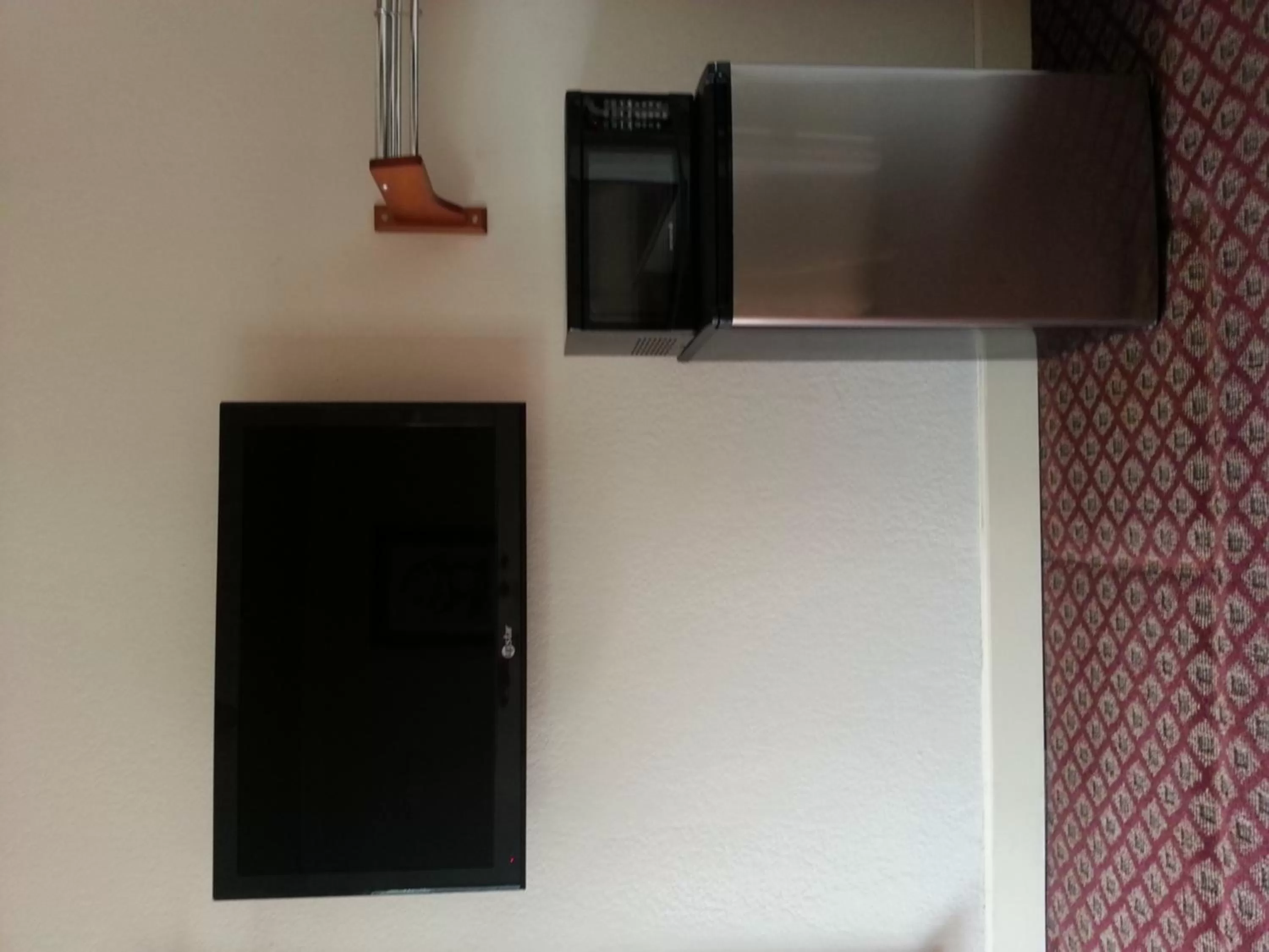 TV and multimedia in Walls Motel Long Beach