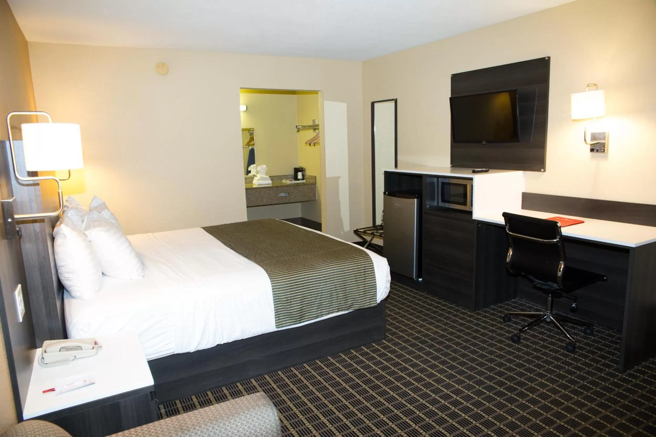 Photo of the whole room, Bed in Ramada by Wyndham Flagstaff East