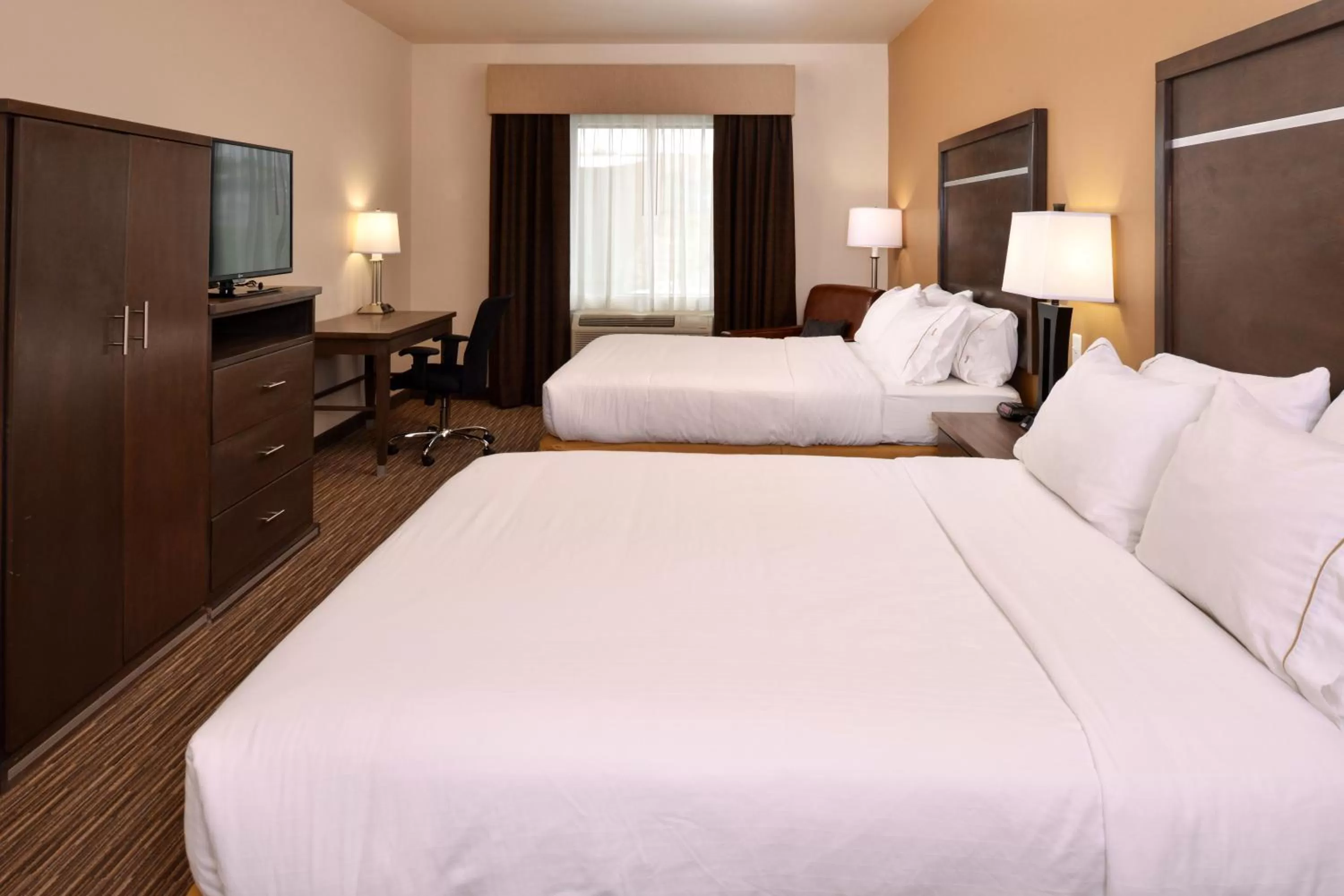 Photo of the whole room, Bed in Holiday Inn Express & Suites Globe by IHG