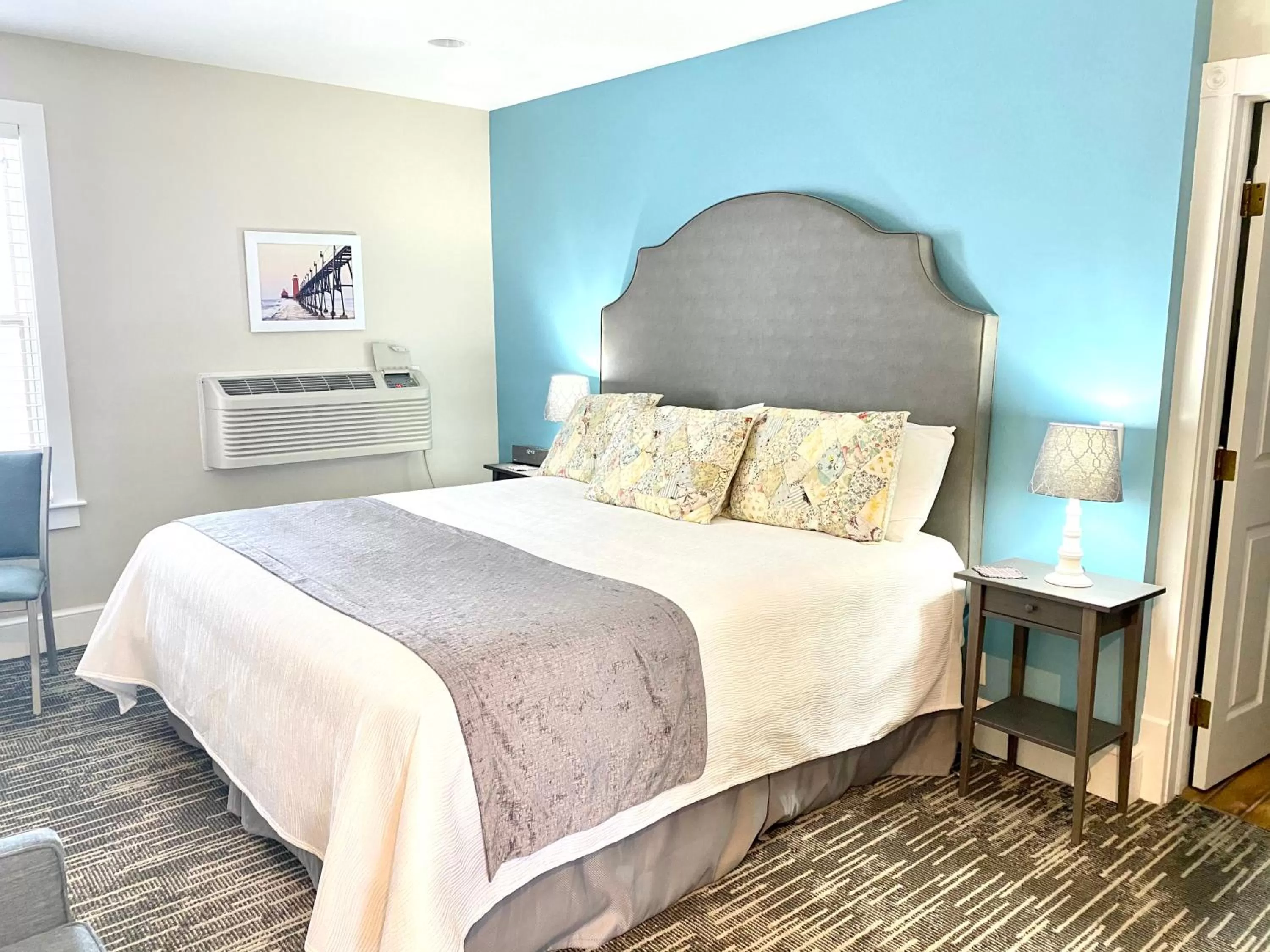 Bed in Harbor House Inn