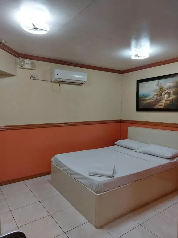 Bed in Kokomos Hotel and Restaurant