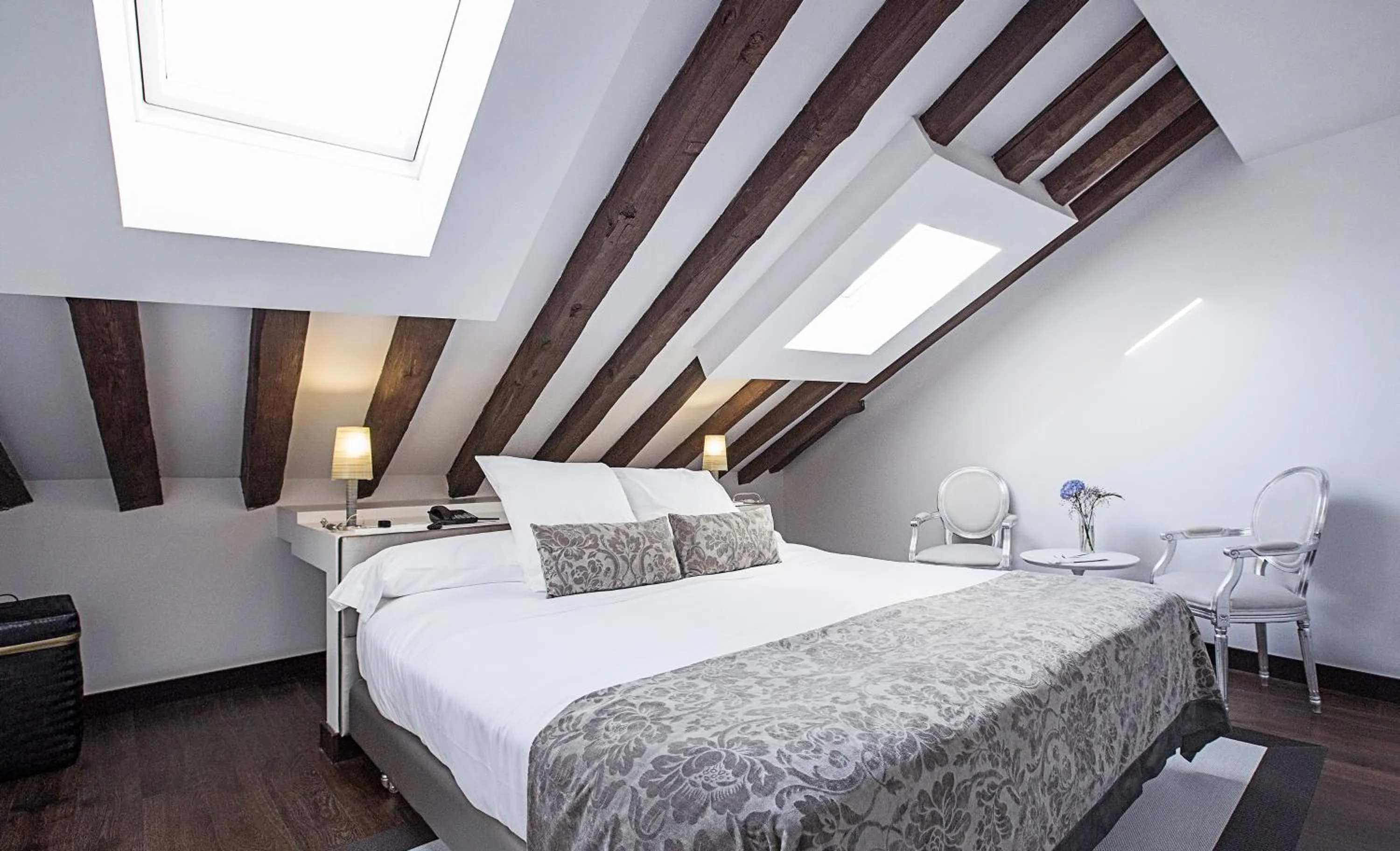 Bedroom, Bed in Hospes Puerta de Alcalá, a Member of Design Hotels