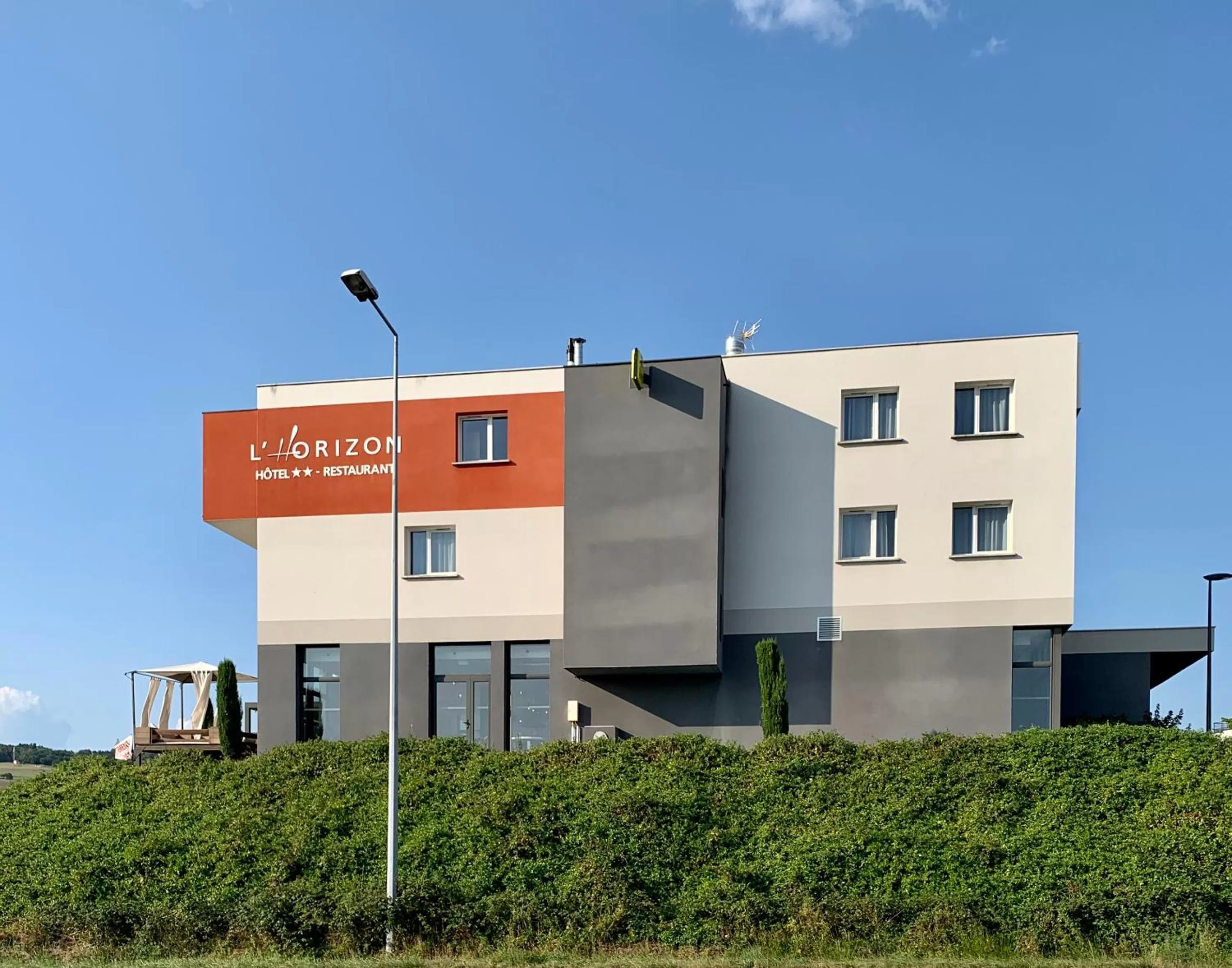 Property building in Hôtel L'Horizon - Restaurant La Fougassette