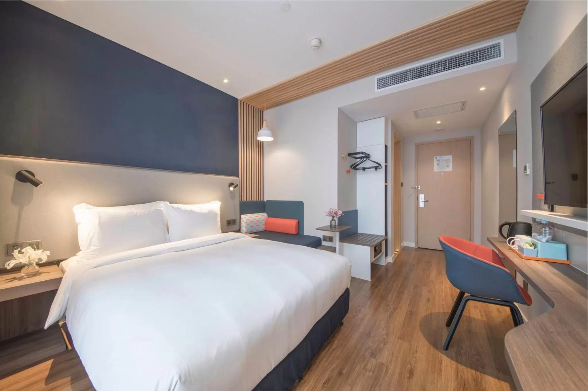 Photo of the whole room, Bed in Holiday Inn Express Shanghai Gubei by IHG