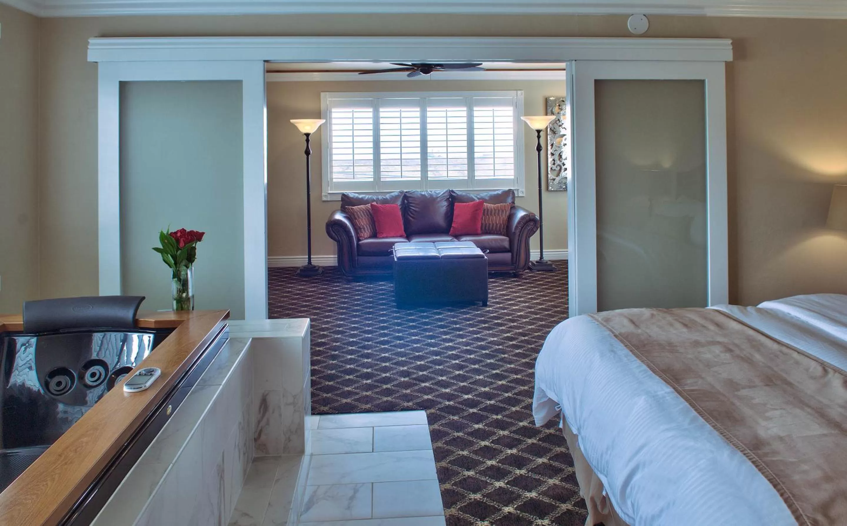 Living room, Bed in Lovers Point Inn