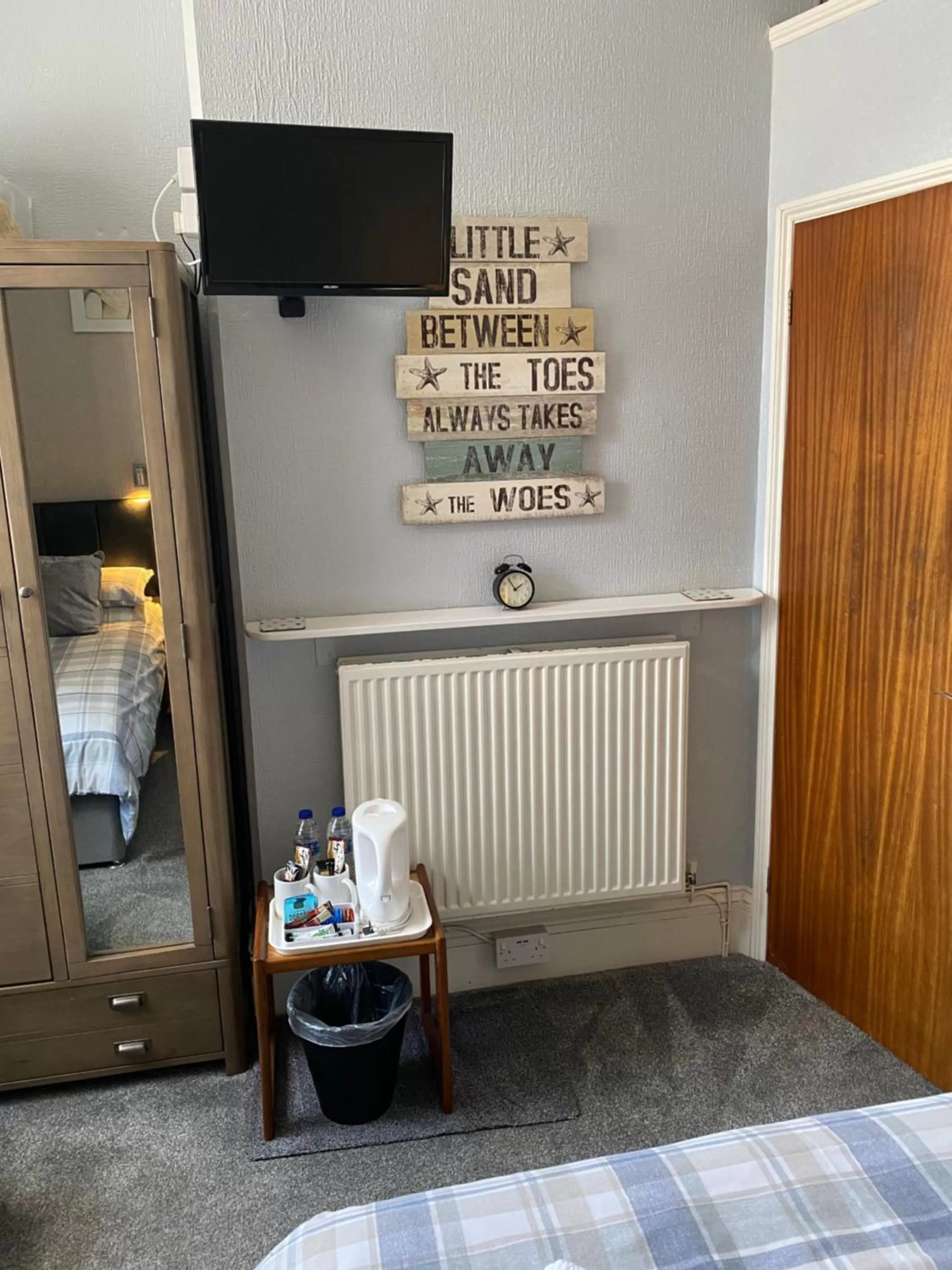 Coffee/tea facilities, TV/Entertainment Center in Inglewood Guest House