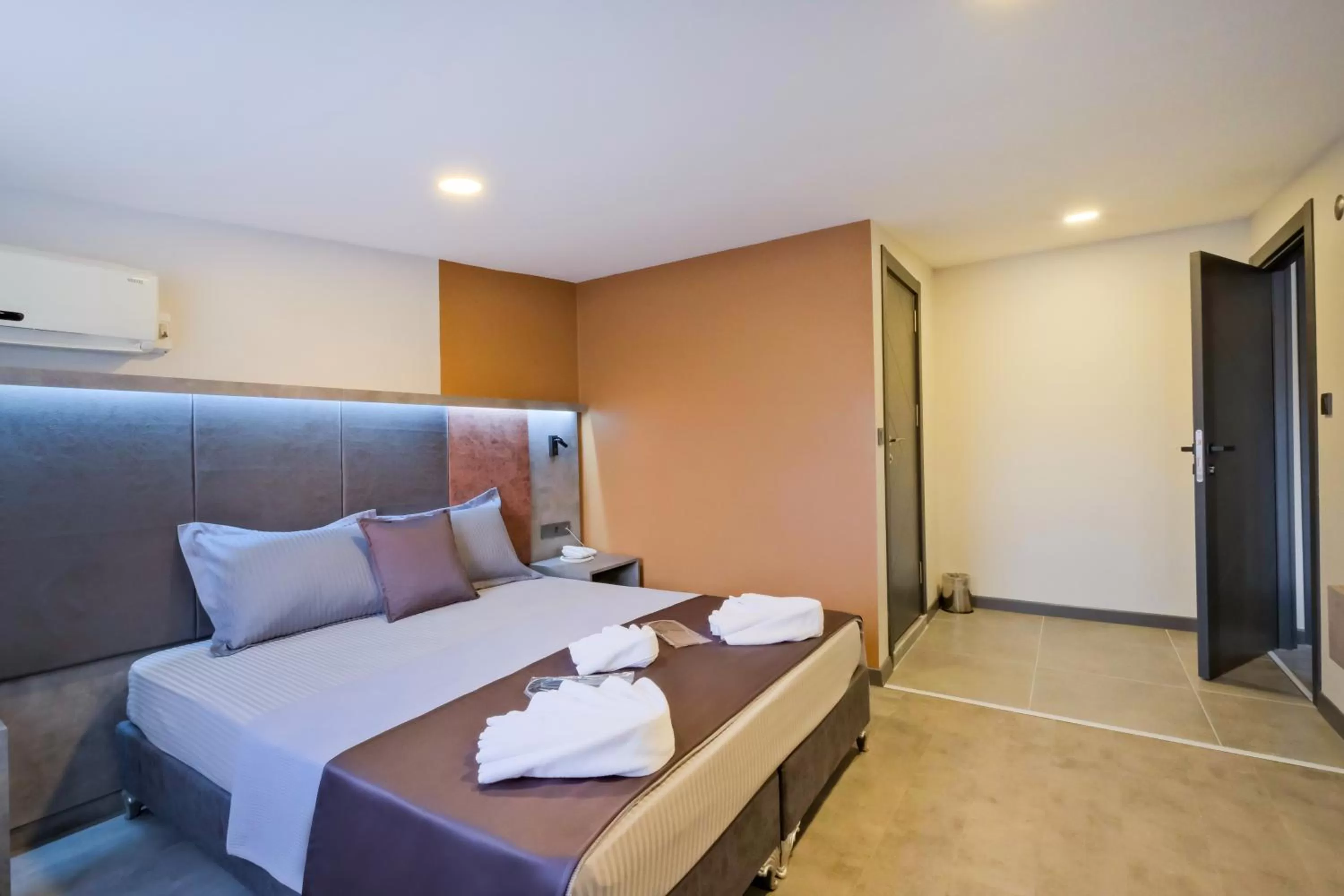 Photo of the whole room, Bed in The Queen Hotel