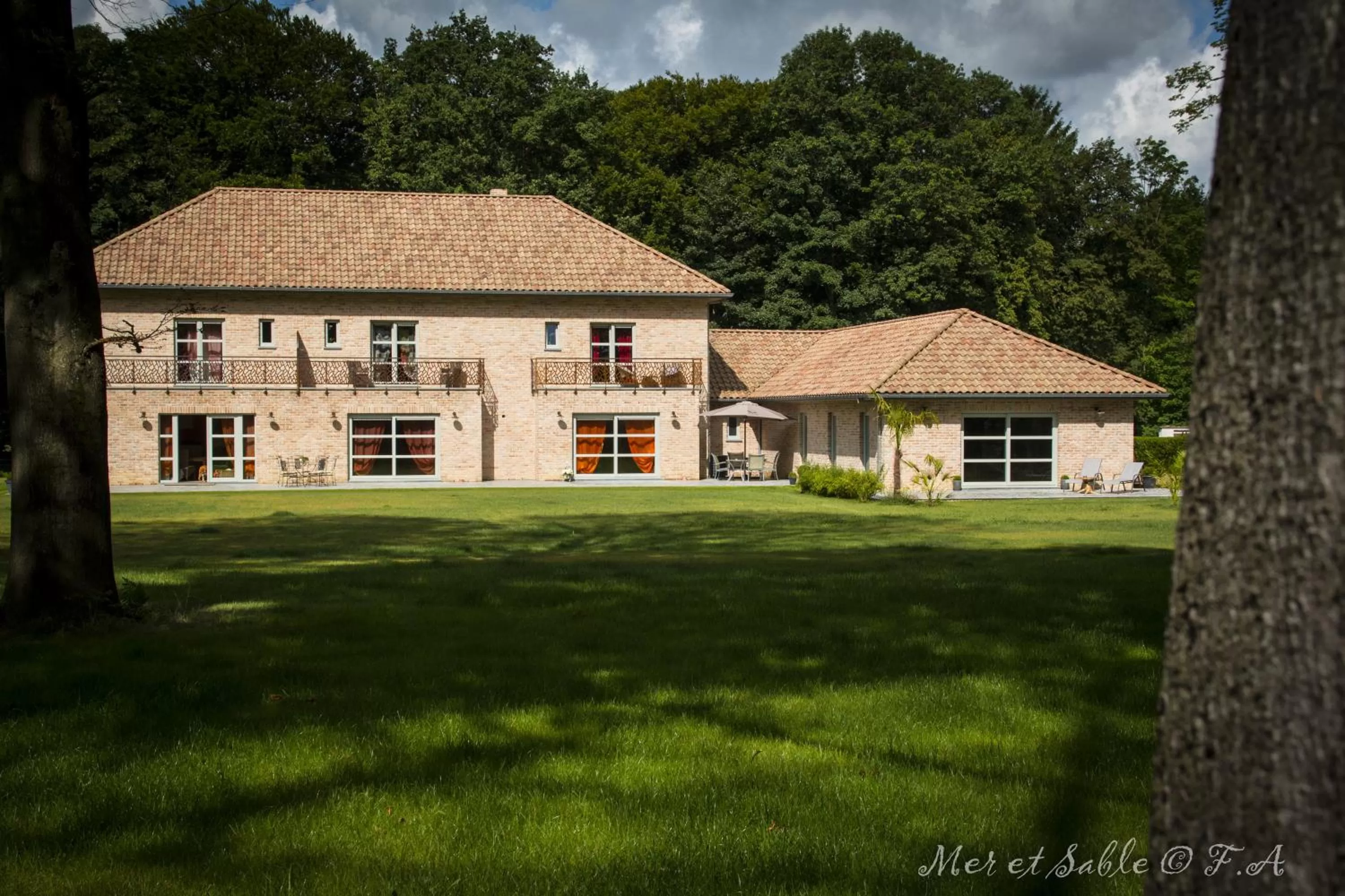 Garden view, Property Building in Mer et Sable B&B