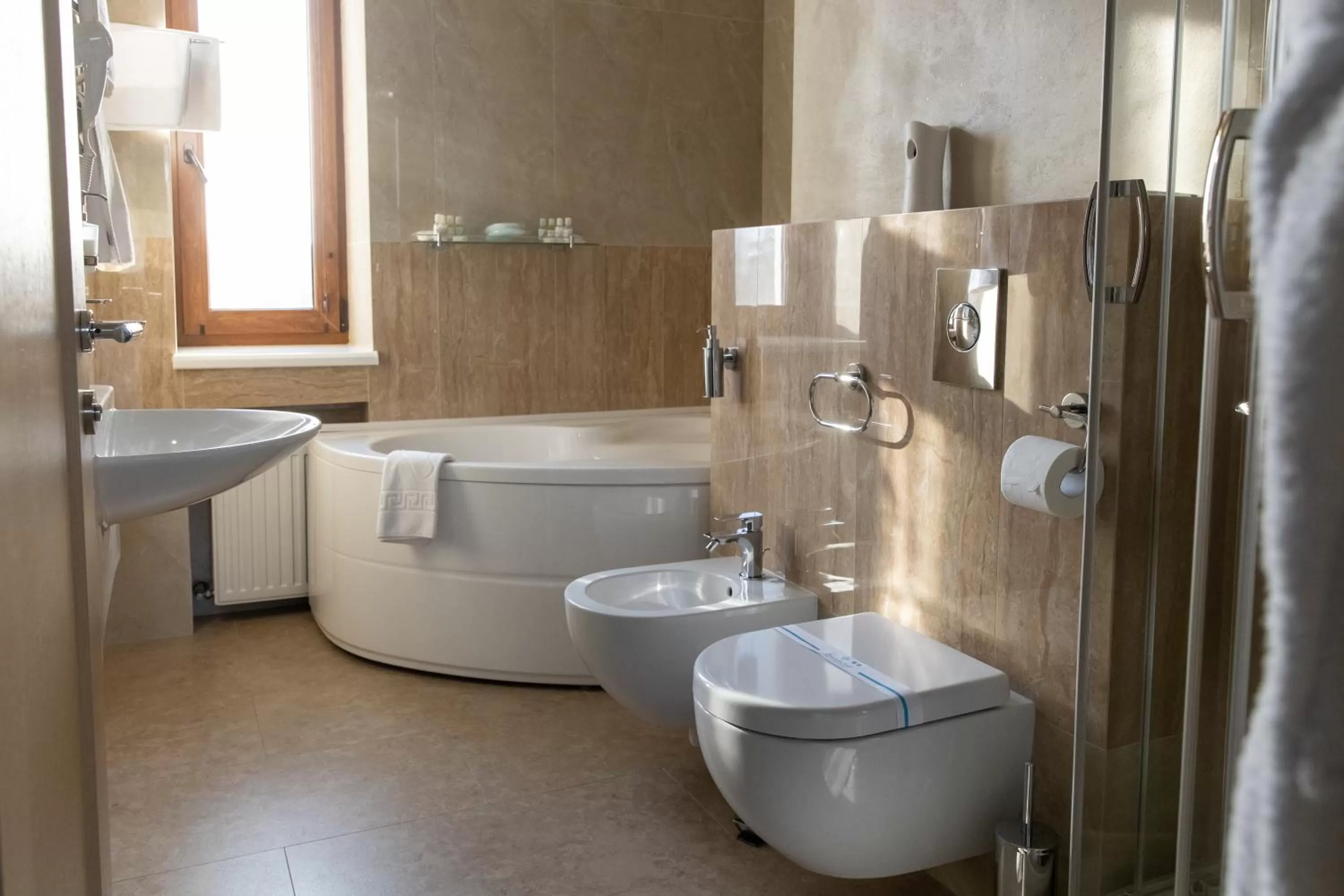 Shower, Bathroom in Hotel "Mandarin Clubhouse"