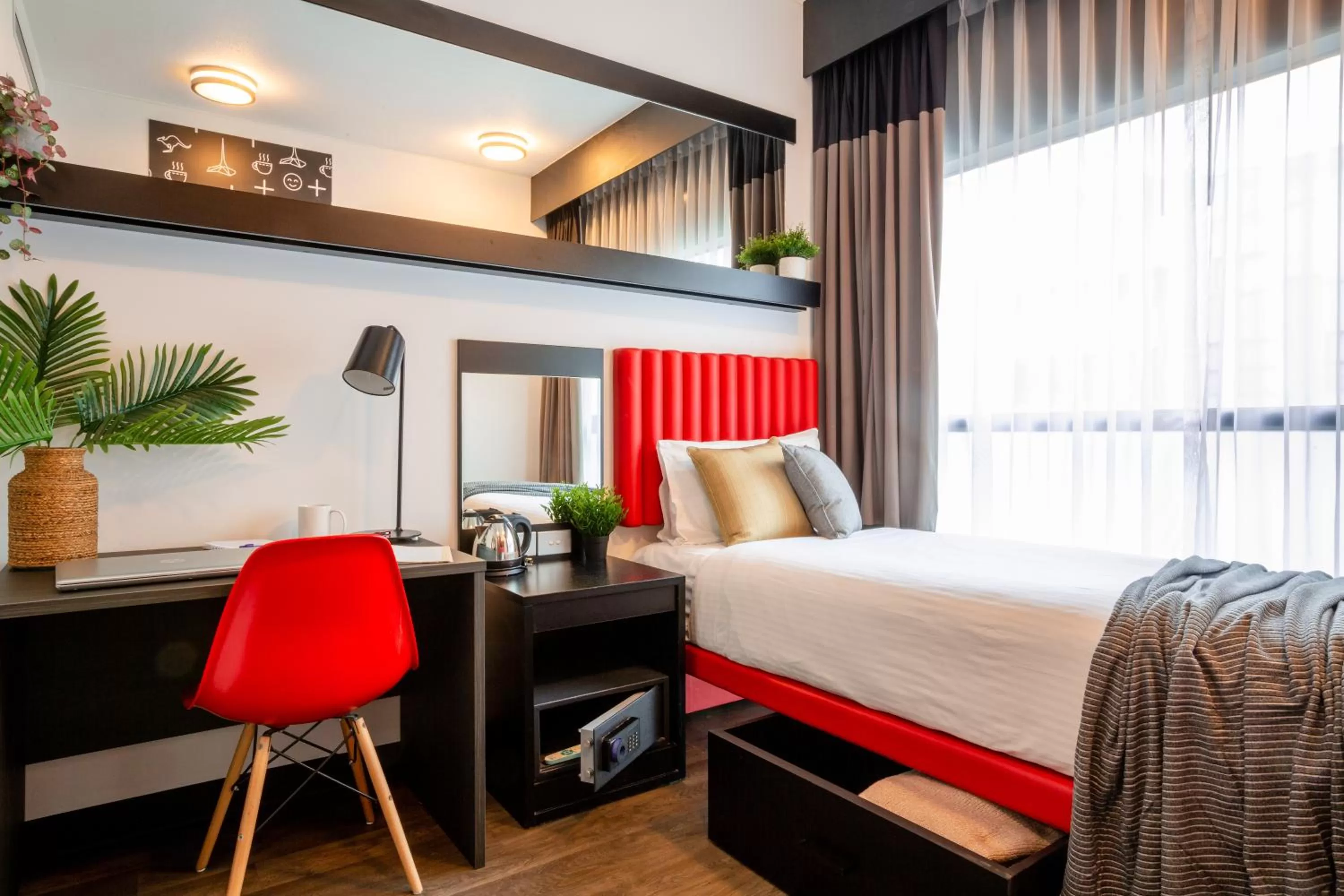 Bedroom, Bed in Essence Hotel Carlton