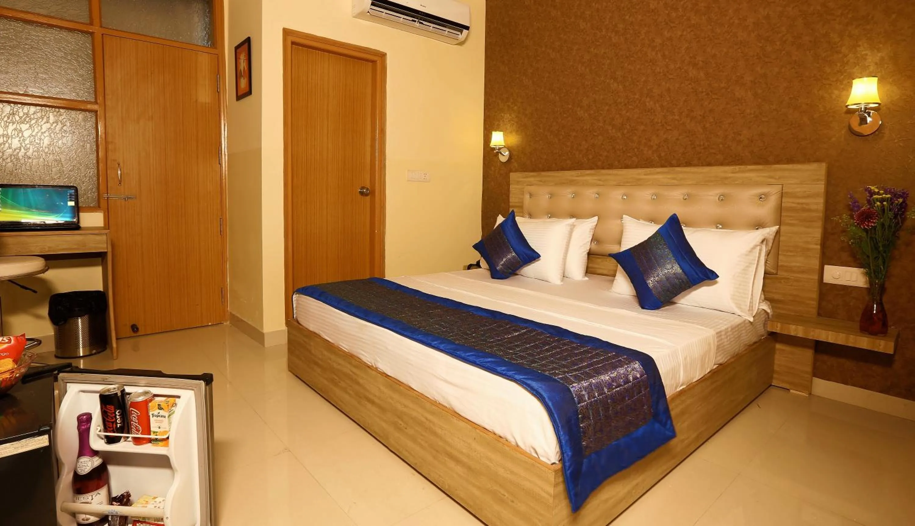 Shower, Bed in Hotel Aeroporto Nearest Landmark Aerocity delhi