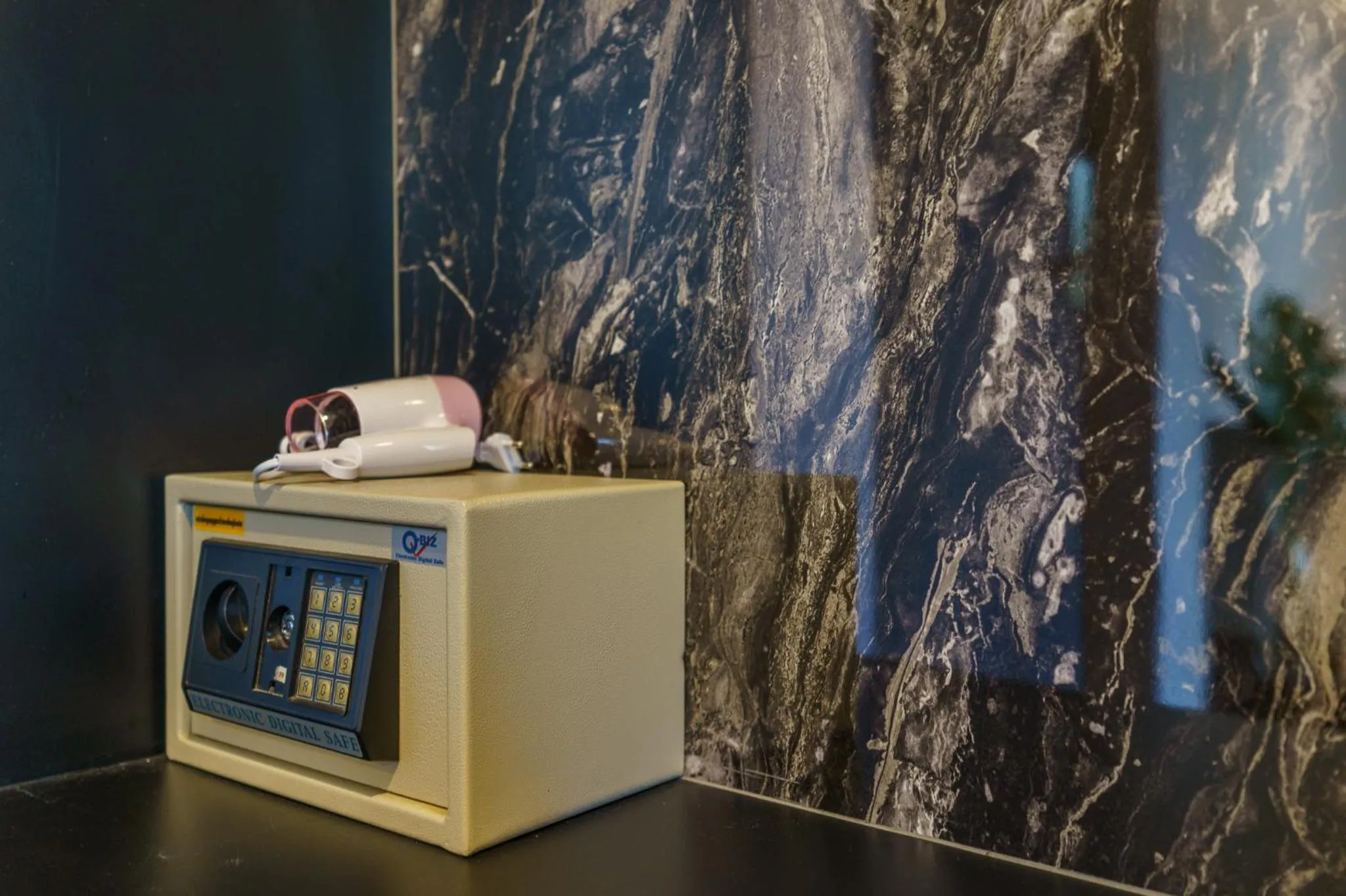 Coffee/tea facilities in CheQinn Hostel - Sukhumvit 4 Nana Plaza