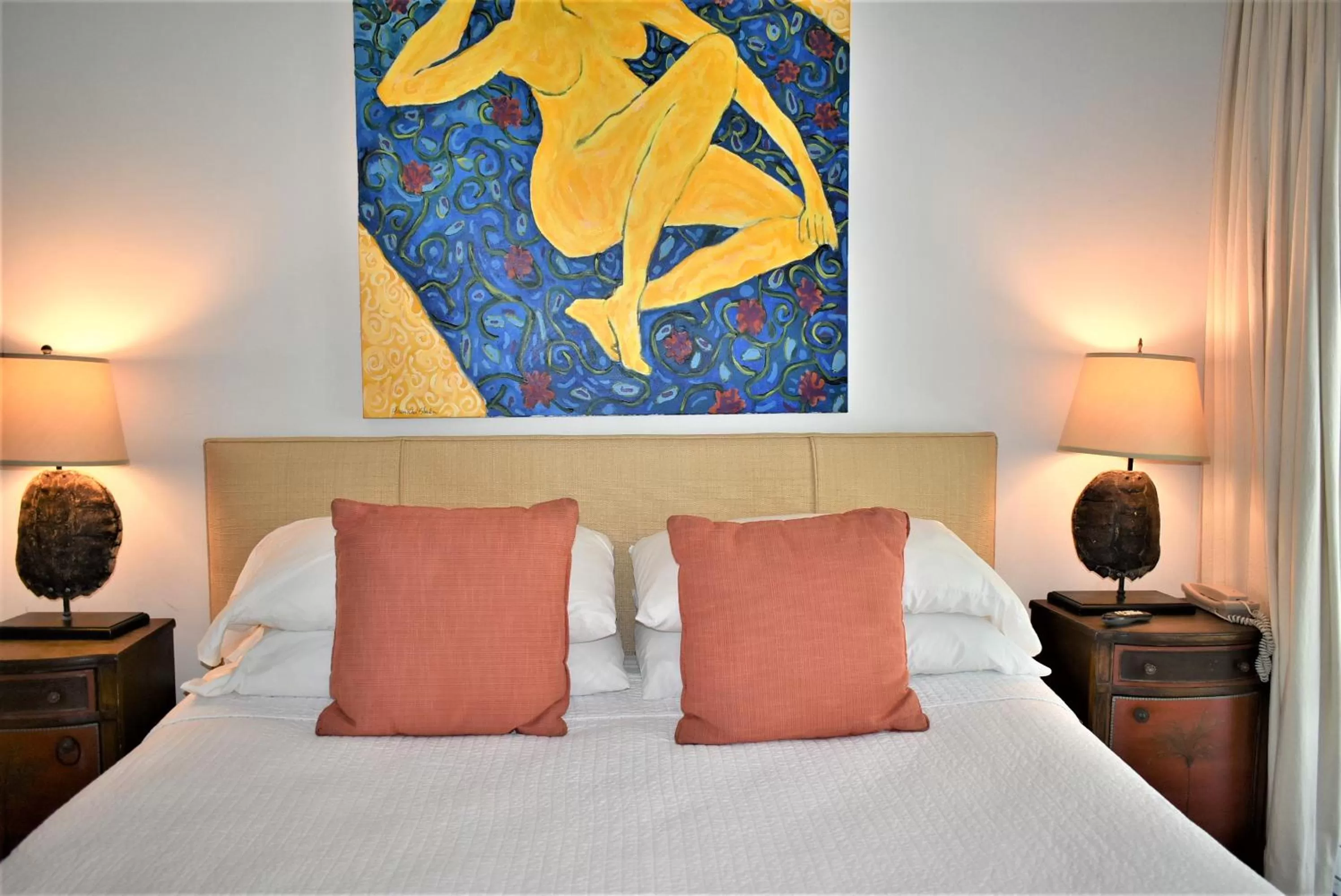 Bed in Simonton Court Historic Inn & Cottages