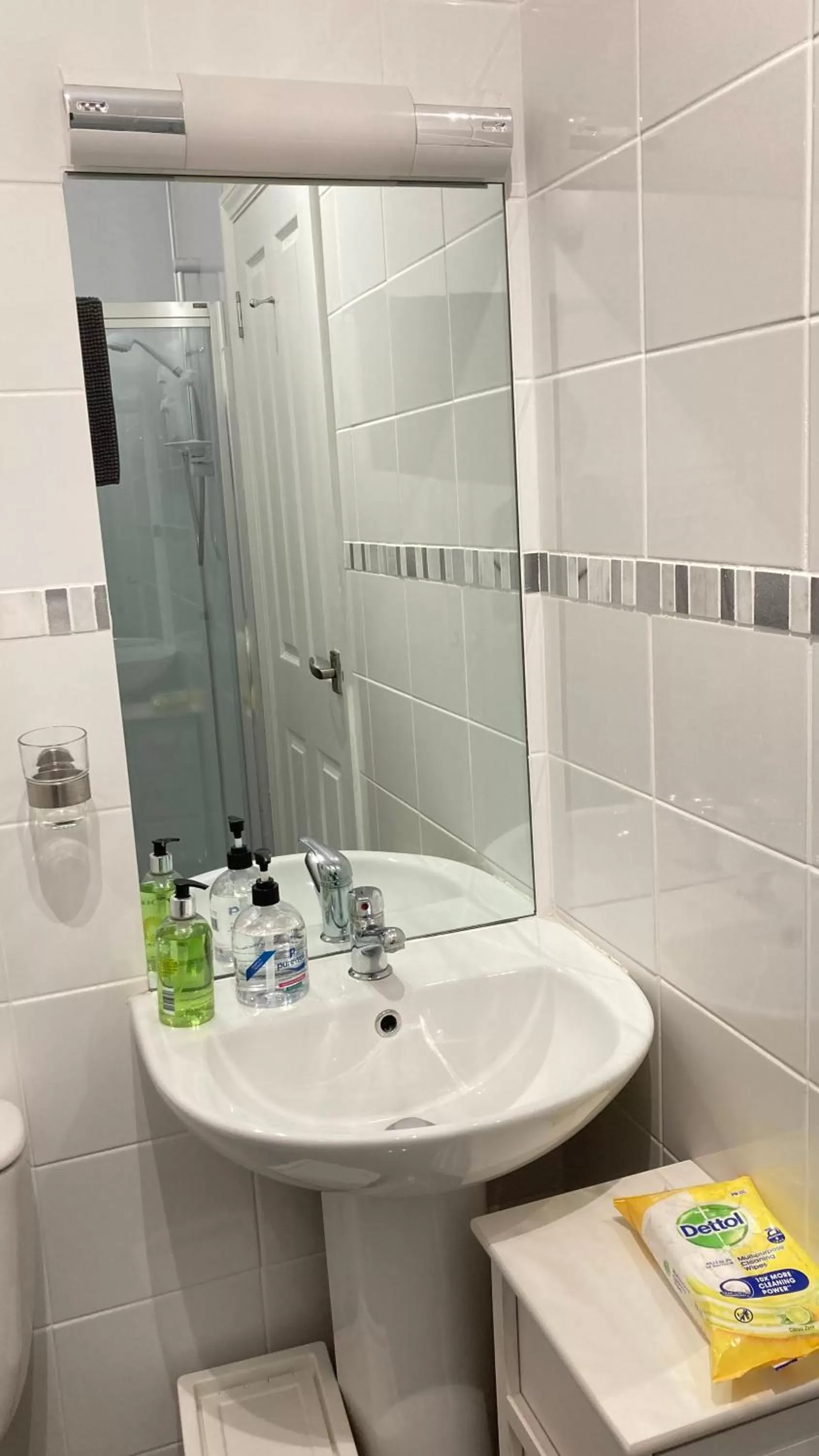 Shower in Hillcrest Bed & Breakfast