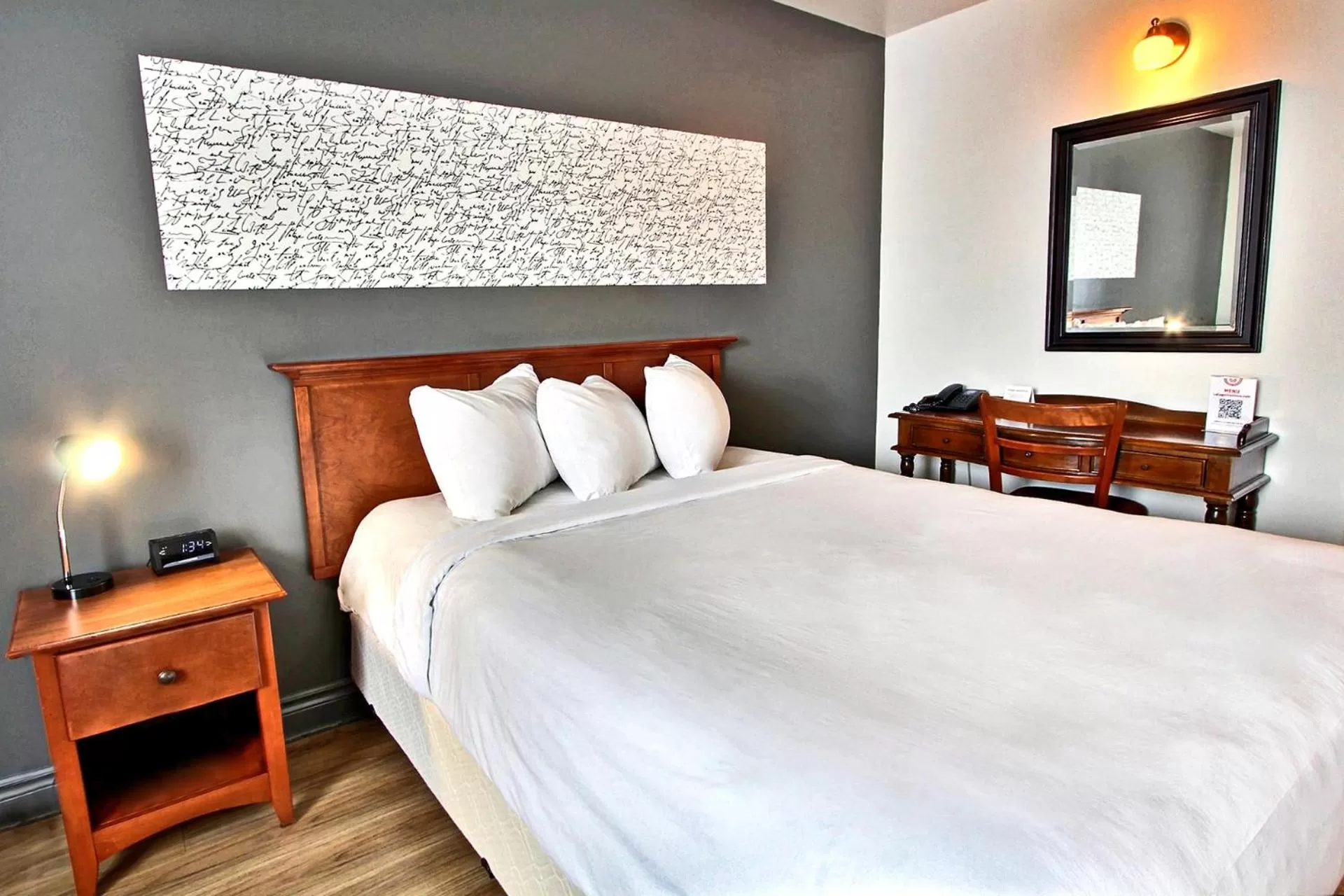 Photo of the whole room, Bed in Hôtel l'Empress