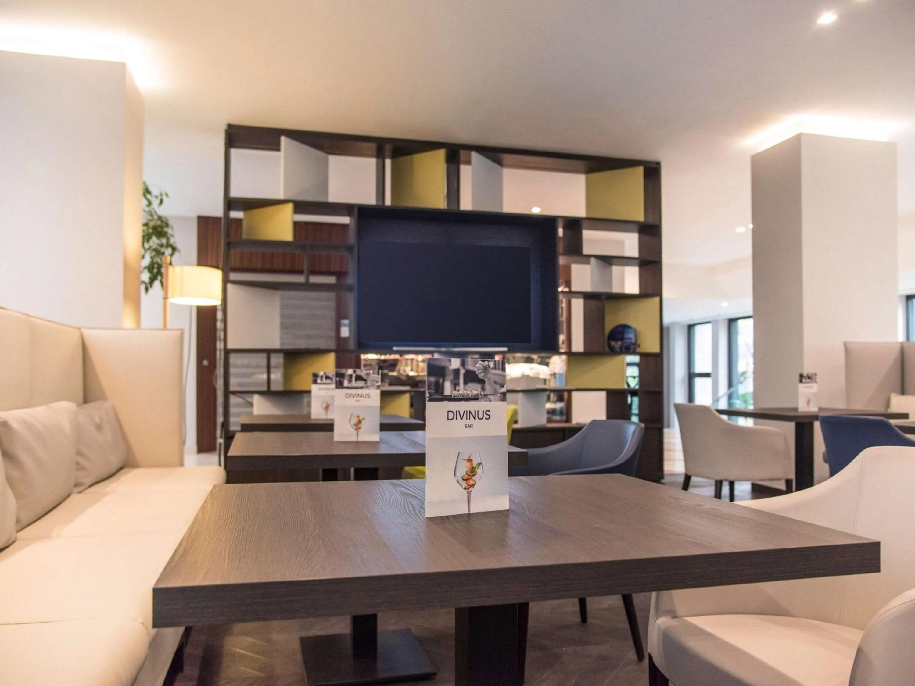 Restaurant/places to eat in Mercure Roma West