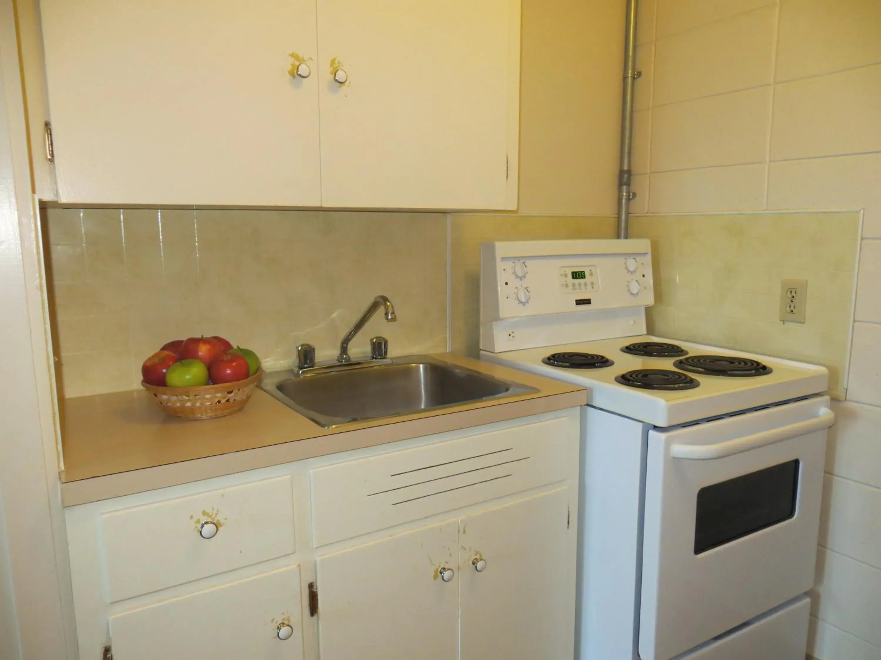 Queen Room with Kitchenette in Siesta Motel Queen Room with Kitchenette in Siesta Motel