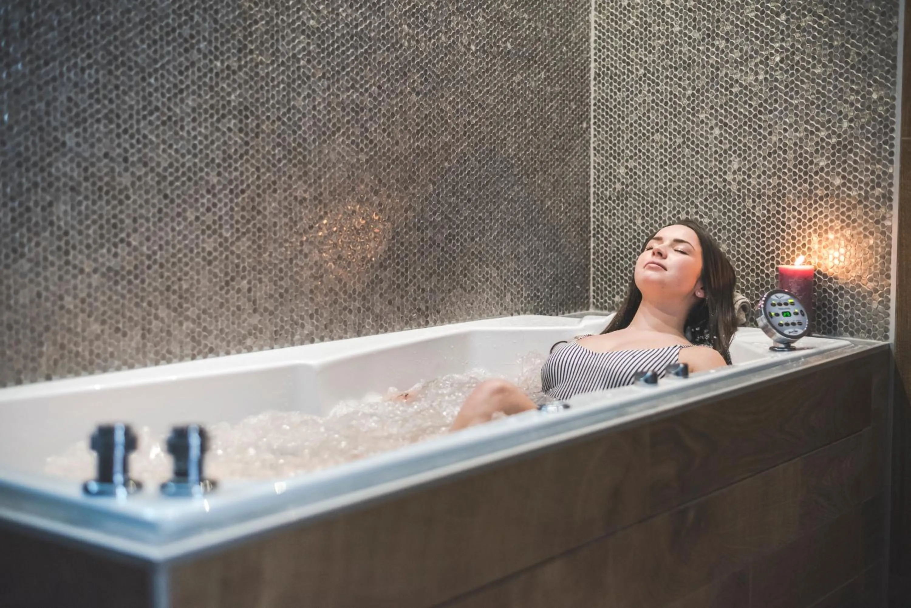 Hot Tub in Logis Hostellerie des Clos et restaurant Bistrot des grands crus et Maison de la tour Chablis