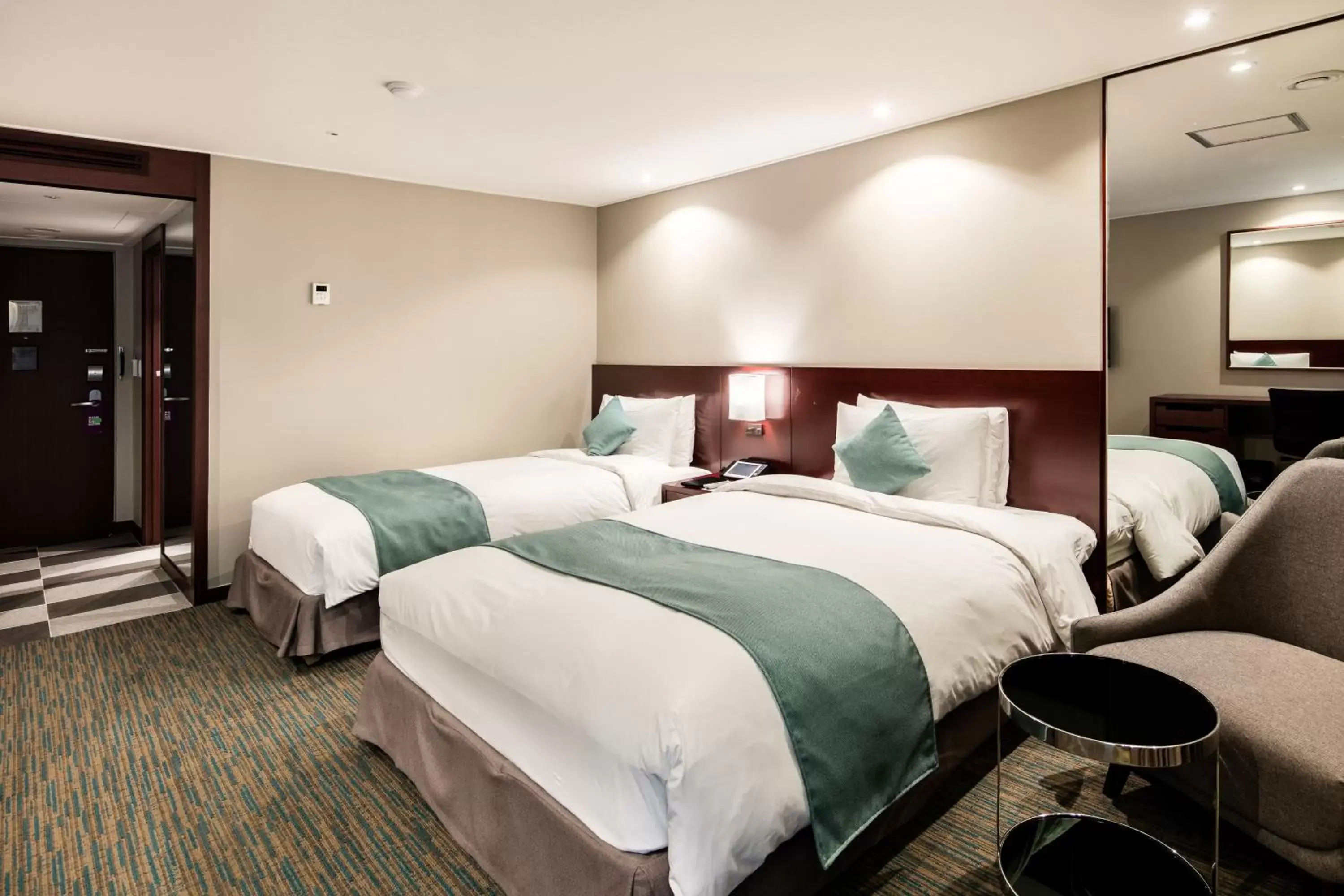 Superior Twin Room - Free Parking, Onlygo&Co Restaurant 10% discount in Sunshine Hotel Superior Twin Room - Free Parking, Onlygo&Co Restaurant 10% discount in Sunshine Hotel