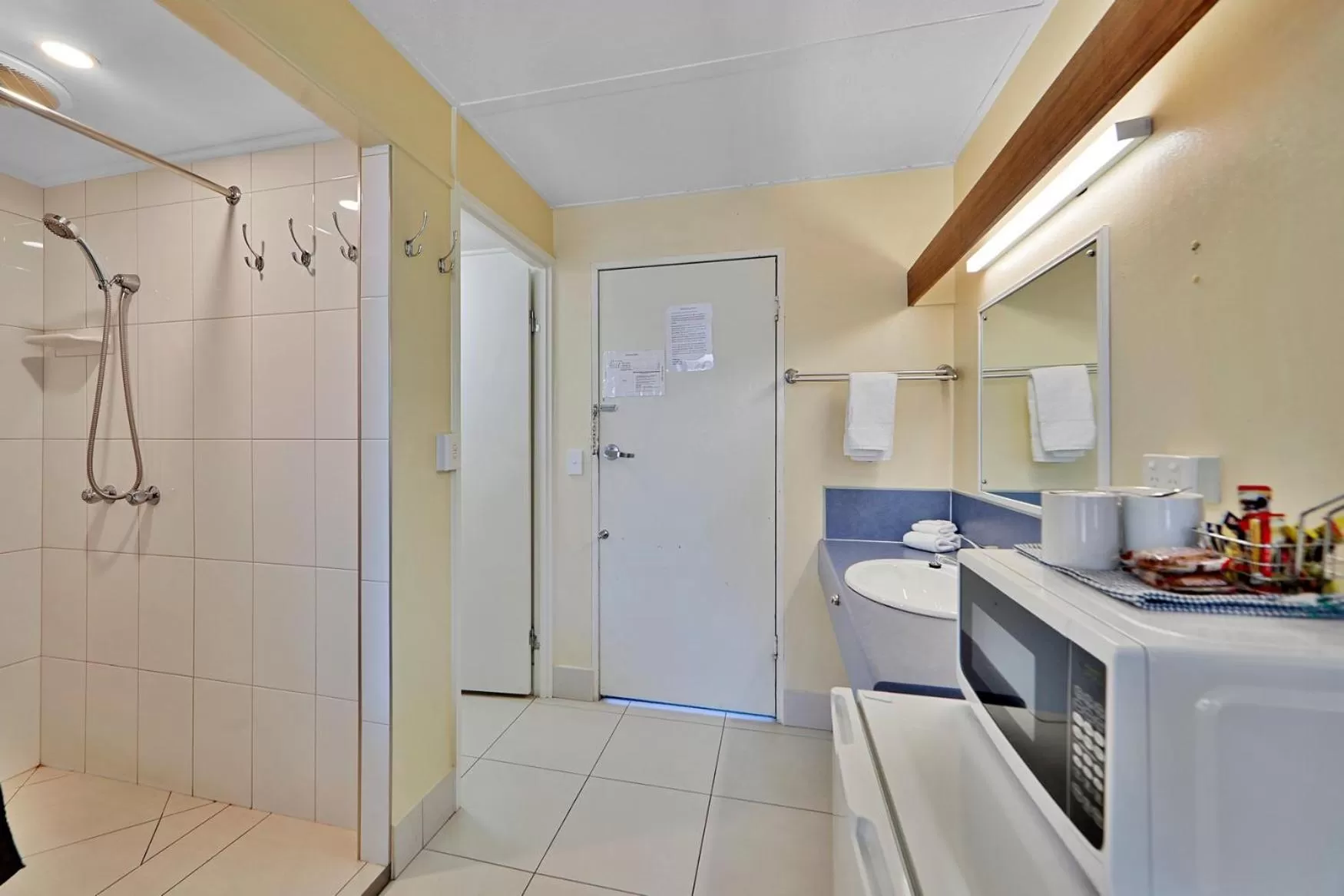 Shower in Oscar Motel