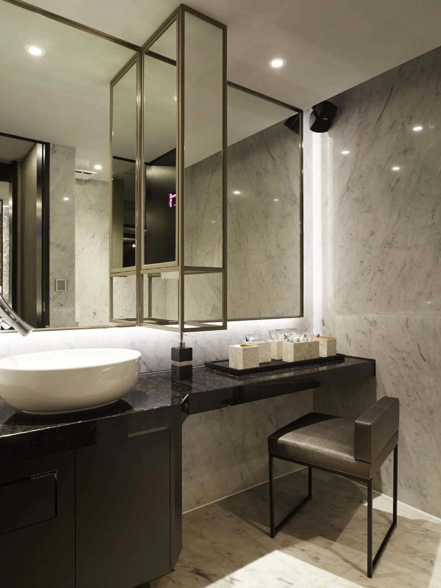 Toilet in The Tango Hotel Taipei FuHsing