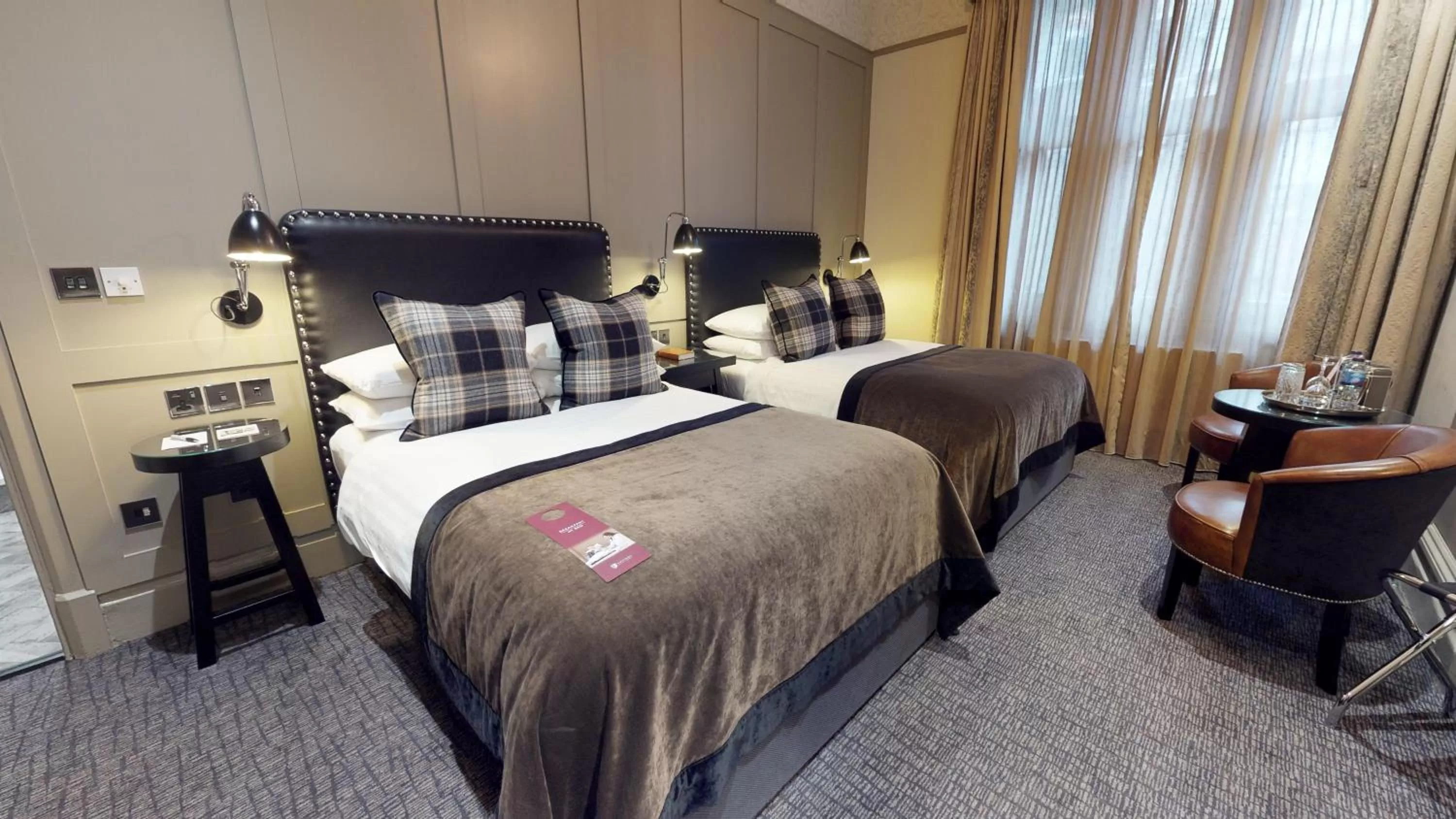 Bedroom, Bed in Macdonald Burlington Hotel