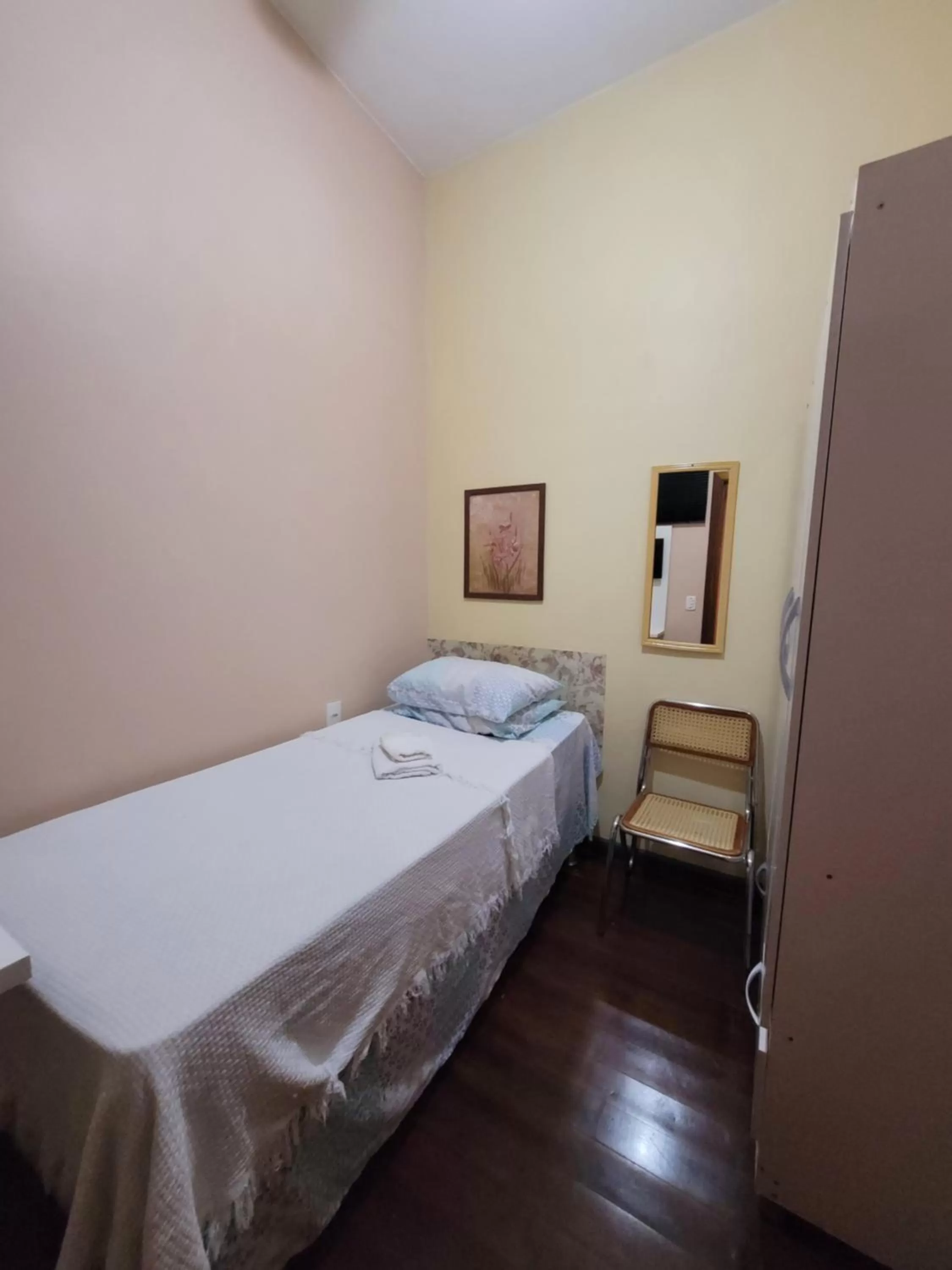 Photo of the whole room, Bed in KzaZendf Cama e Cafe Asa Sul