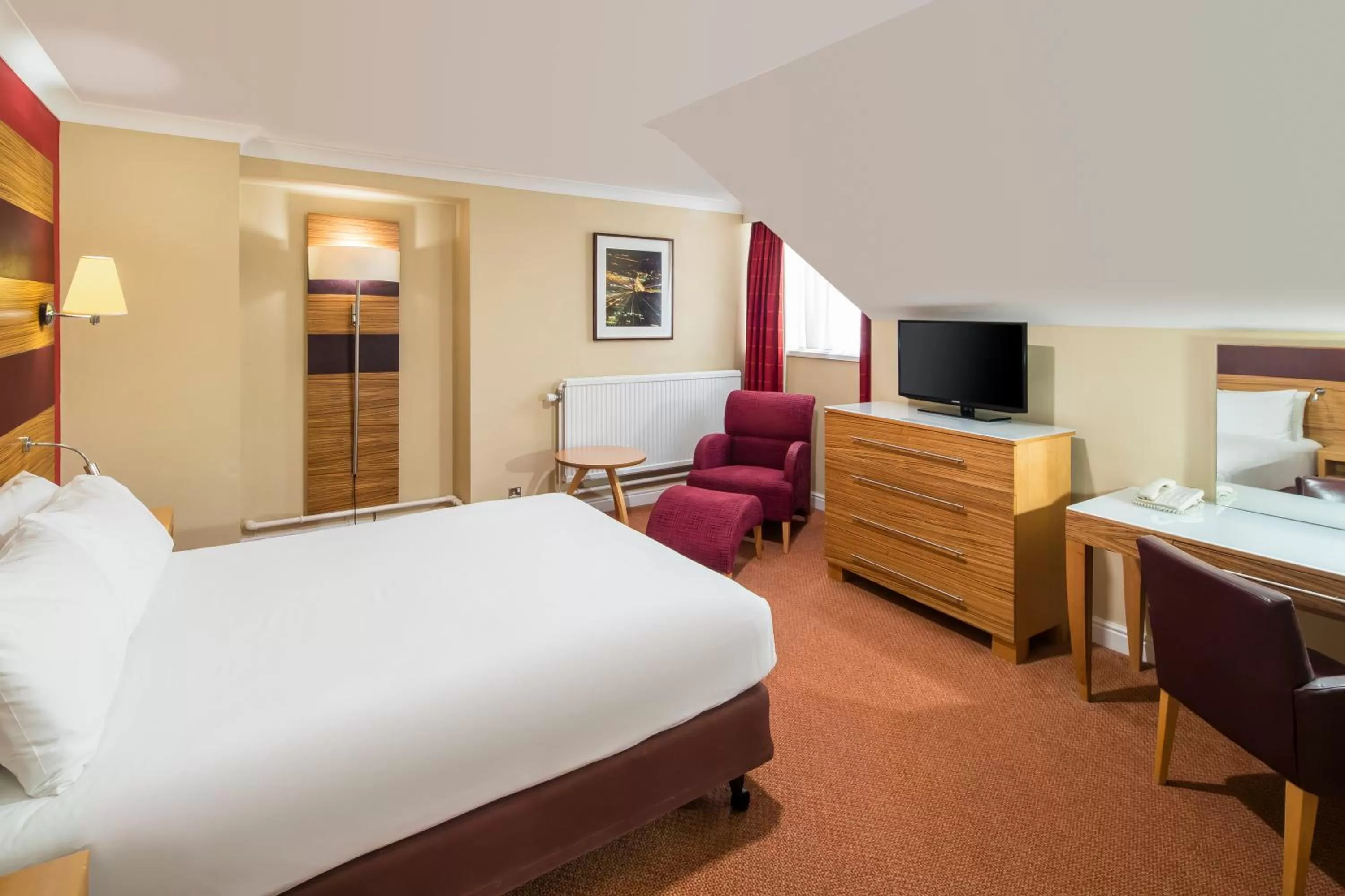 Photo of the whole room, Bed in Crowne Plaza Chester by IHG