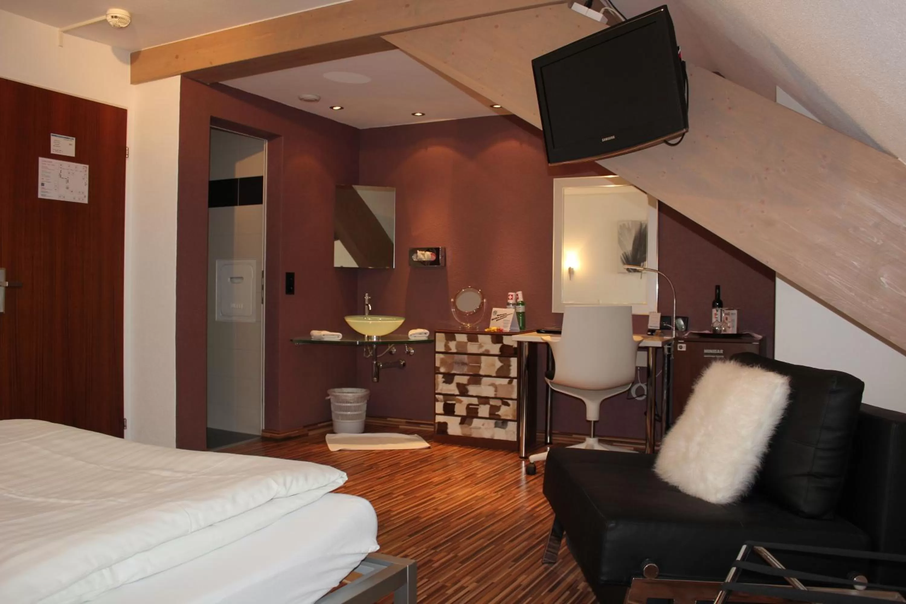 Photo of the whole room, Bed in Hotel Murtenhof & Krone