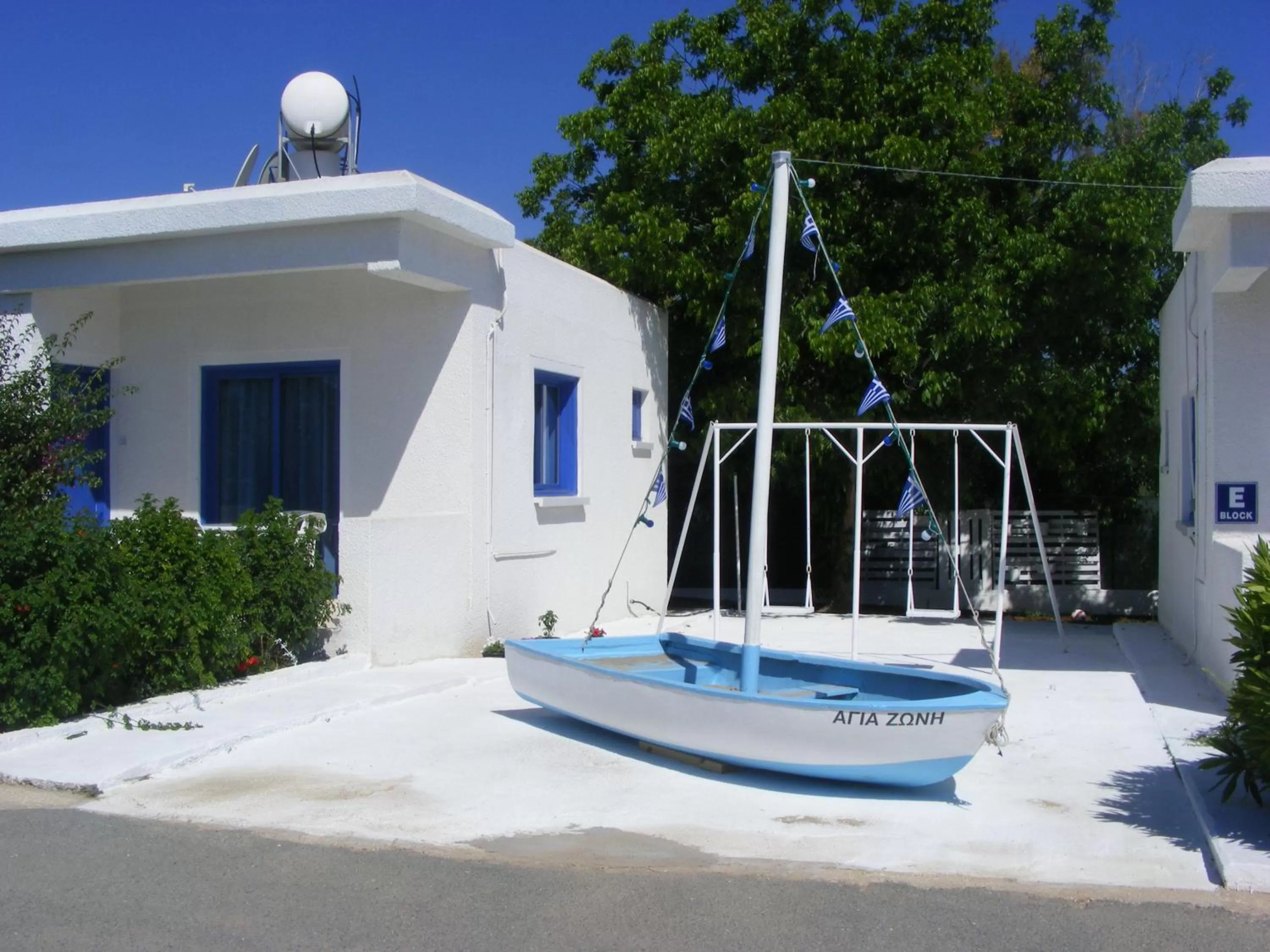 Property building in Flokkas Hotel Apartments