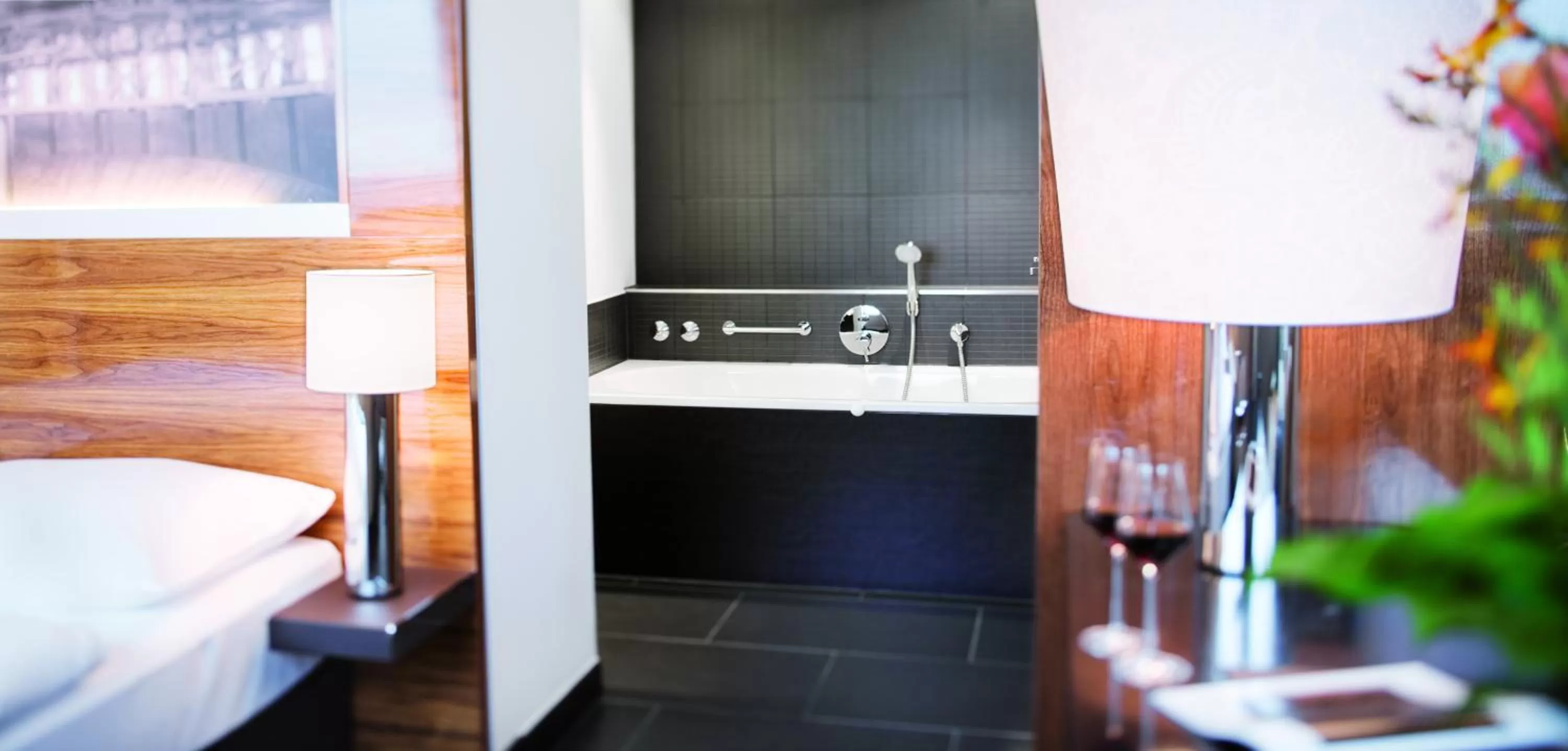 Bathroom, Bed in MÖVENPICK Hotel Hamburg City