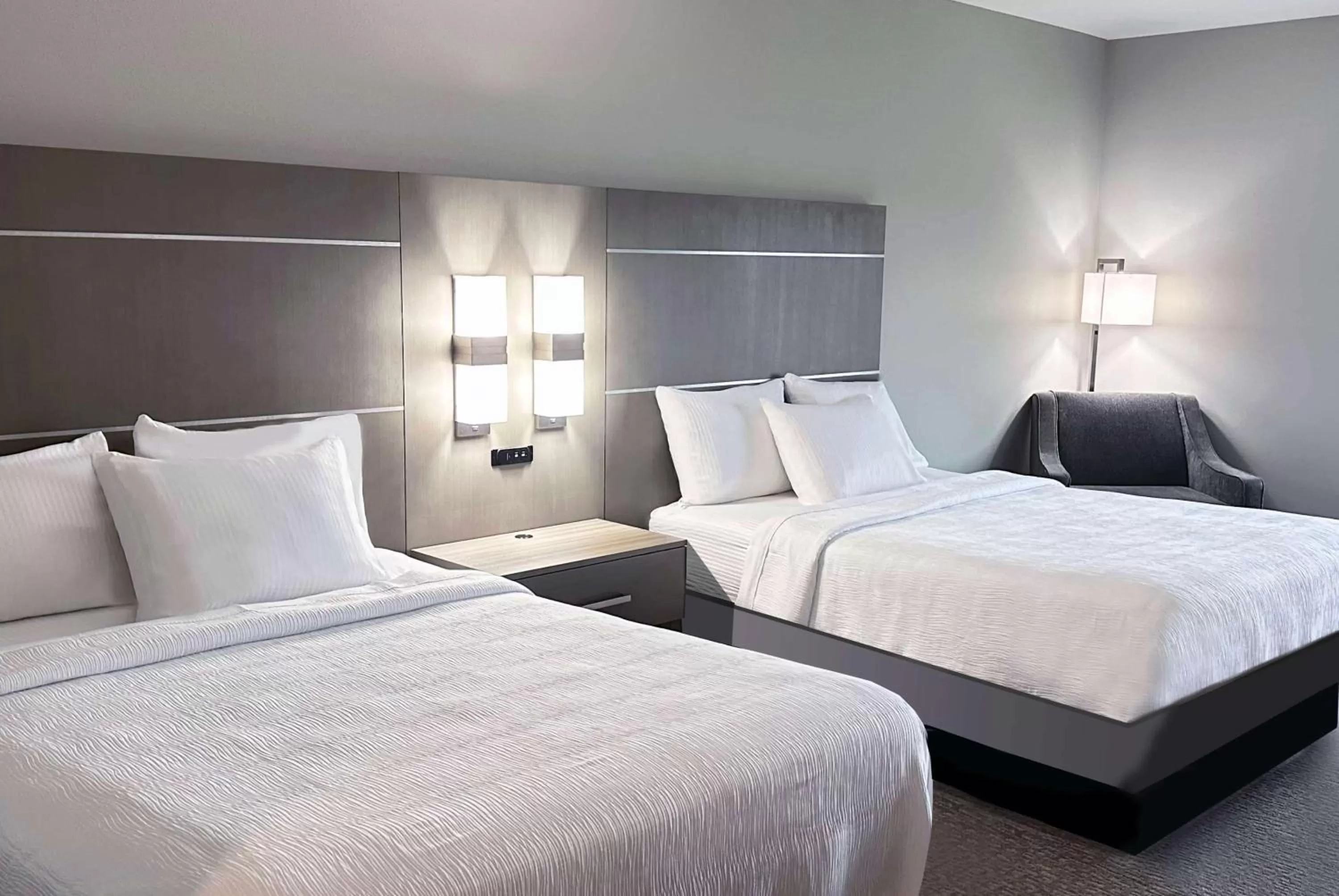 Photo of the whole room, Bed in La Quinta Inn & Suites by Wyndham Jackson-Cape Girardeau