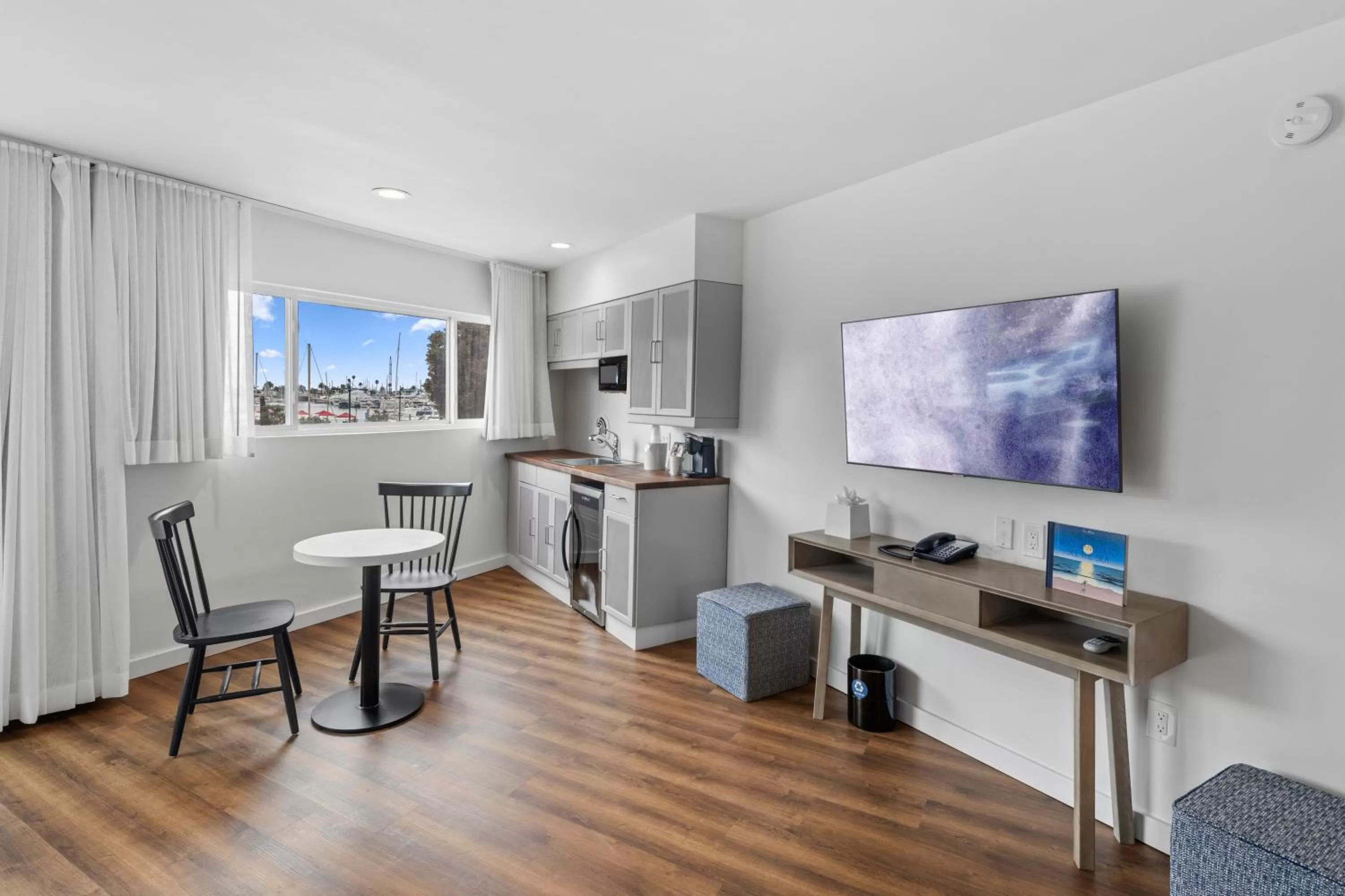 Kitchen or kitchenette in Sea Harbor Hotel - San Diego