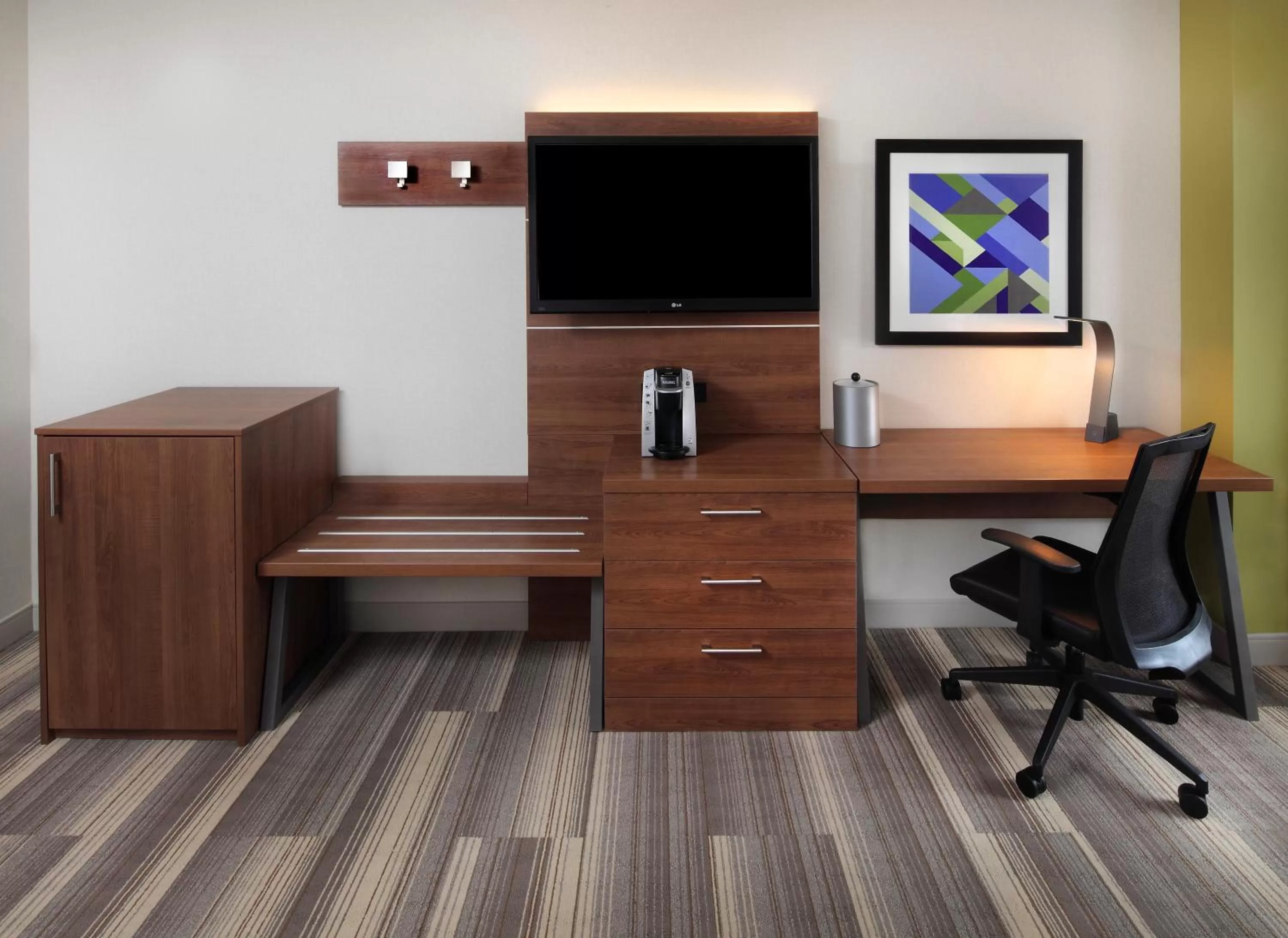 TV and multimedia in Holiday Inn Express Hotel & Suites Fisherman's Wharf by IHG