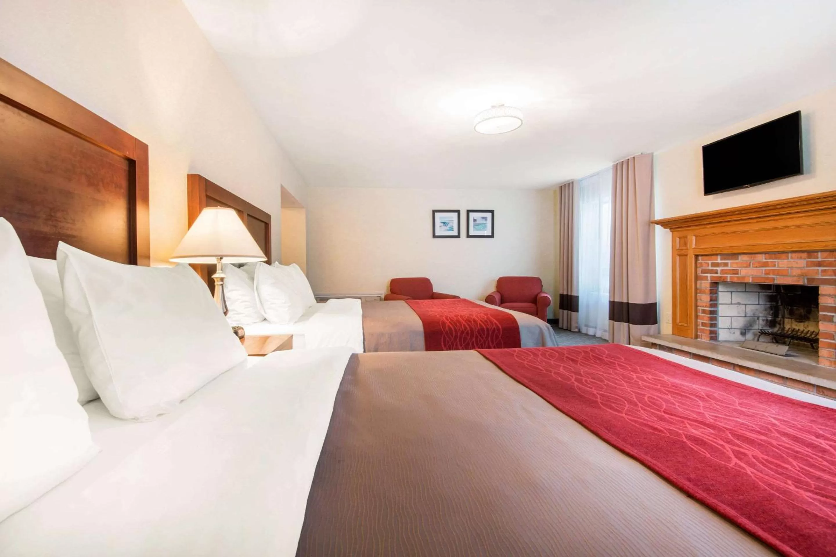 Photo of the whole room, Bed in Comfort Inn Fallsview