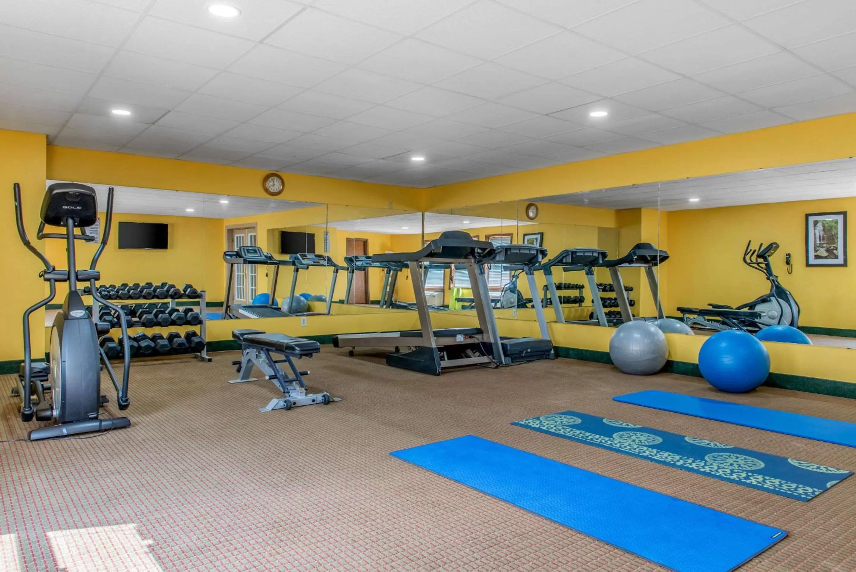 Fitness centre/facilities in Quality Inn & Suites Bedford West