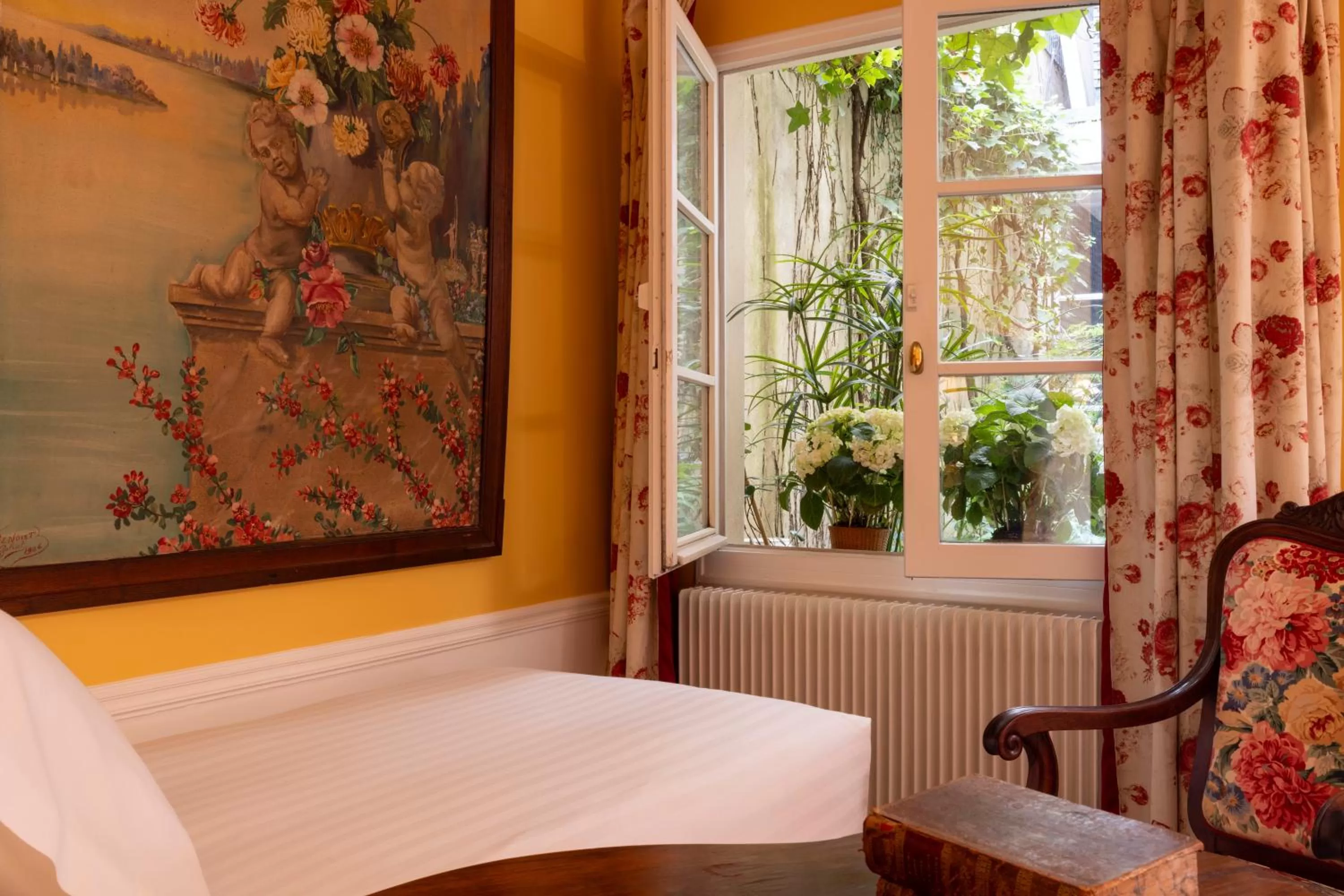 Bed in Hôtel Le Saint Gregoire