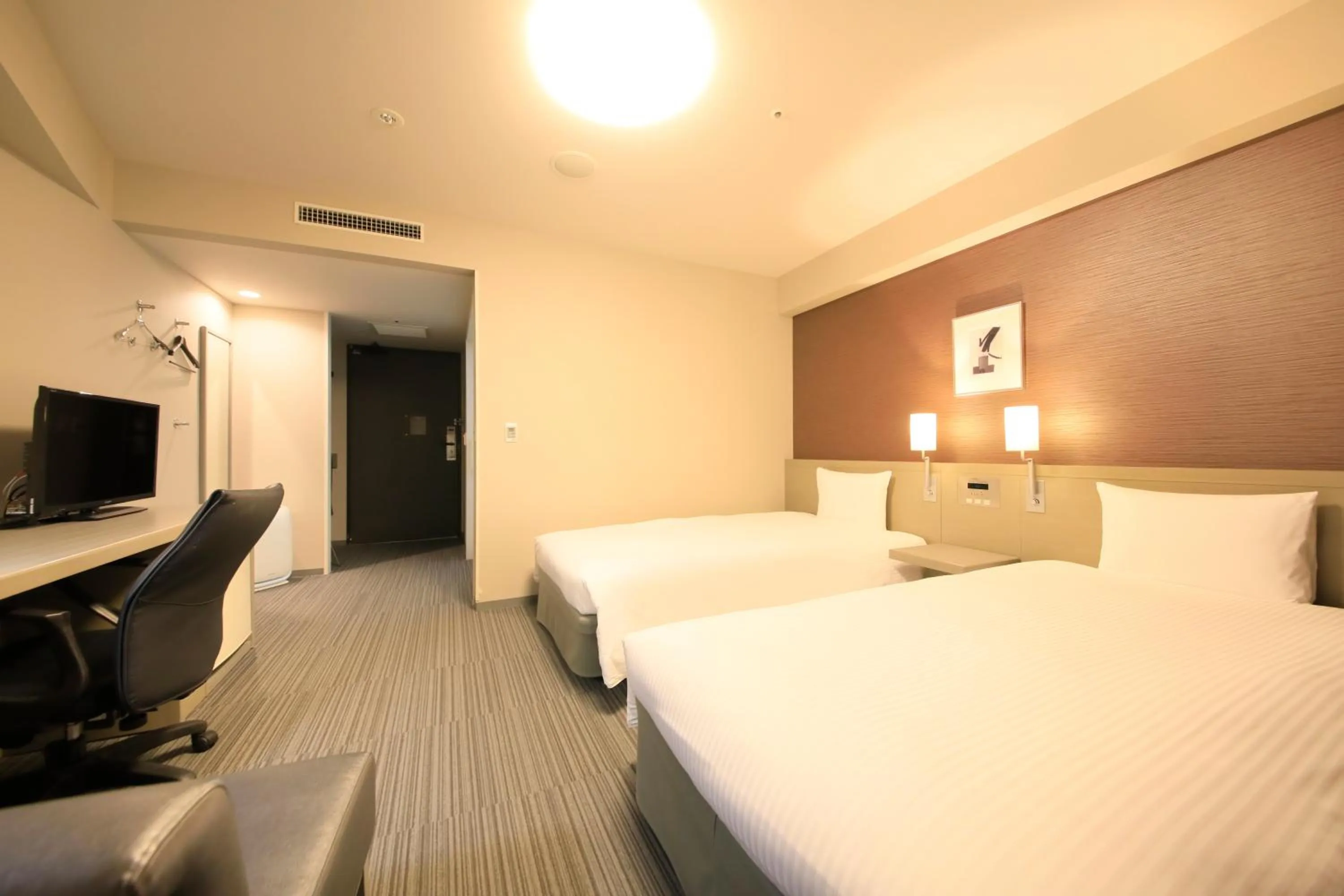 Photo of the whole room, Bed in Daiwa Roynet Hotel Tokyo Osaki