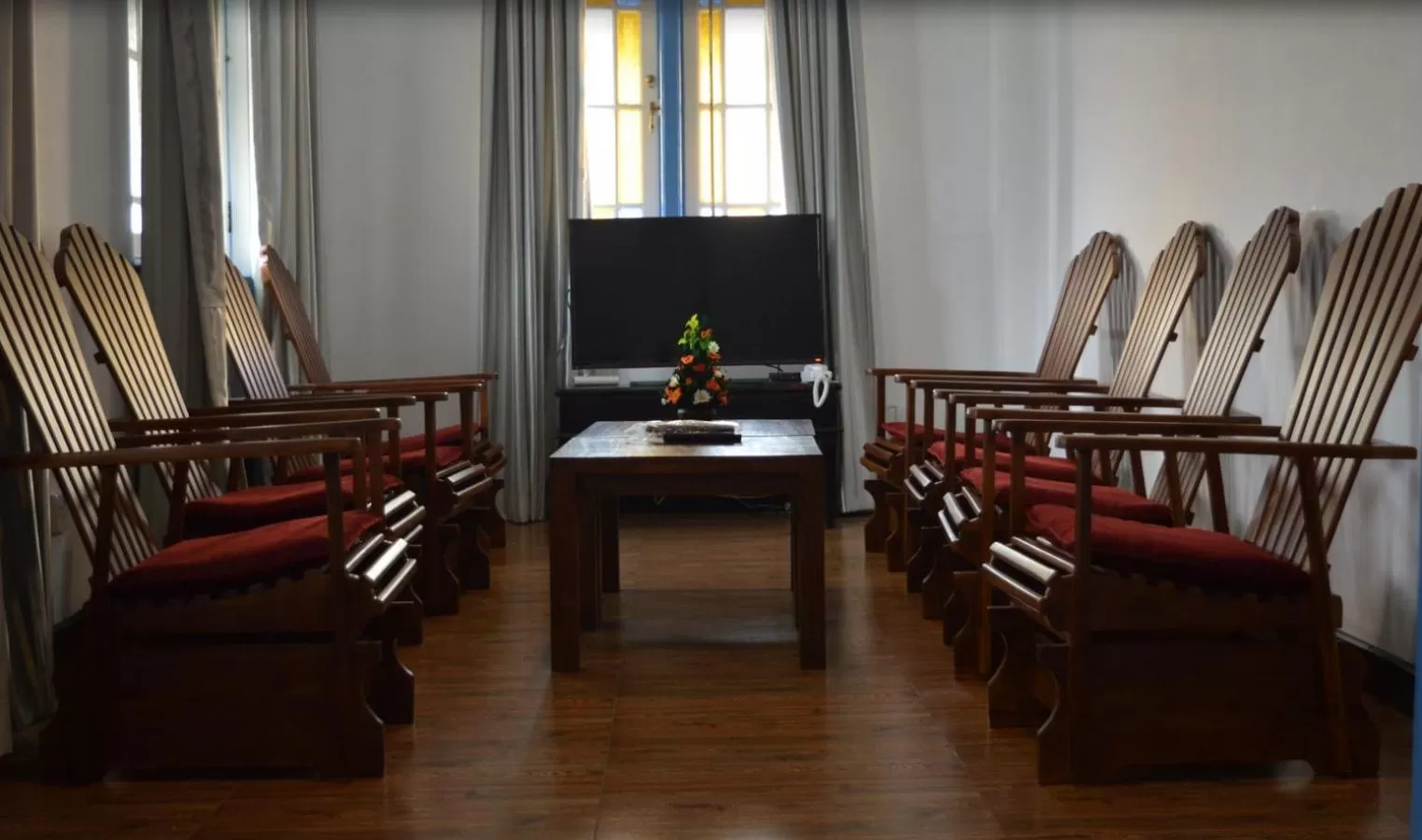 Restaurant/Places to Eat in Villa 92 City Stay