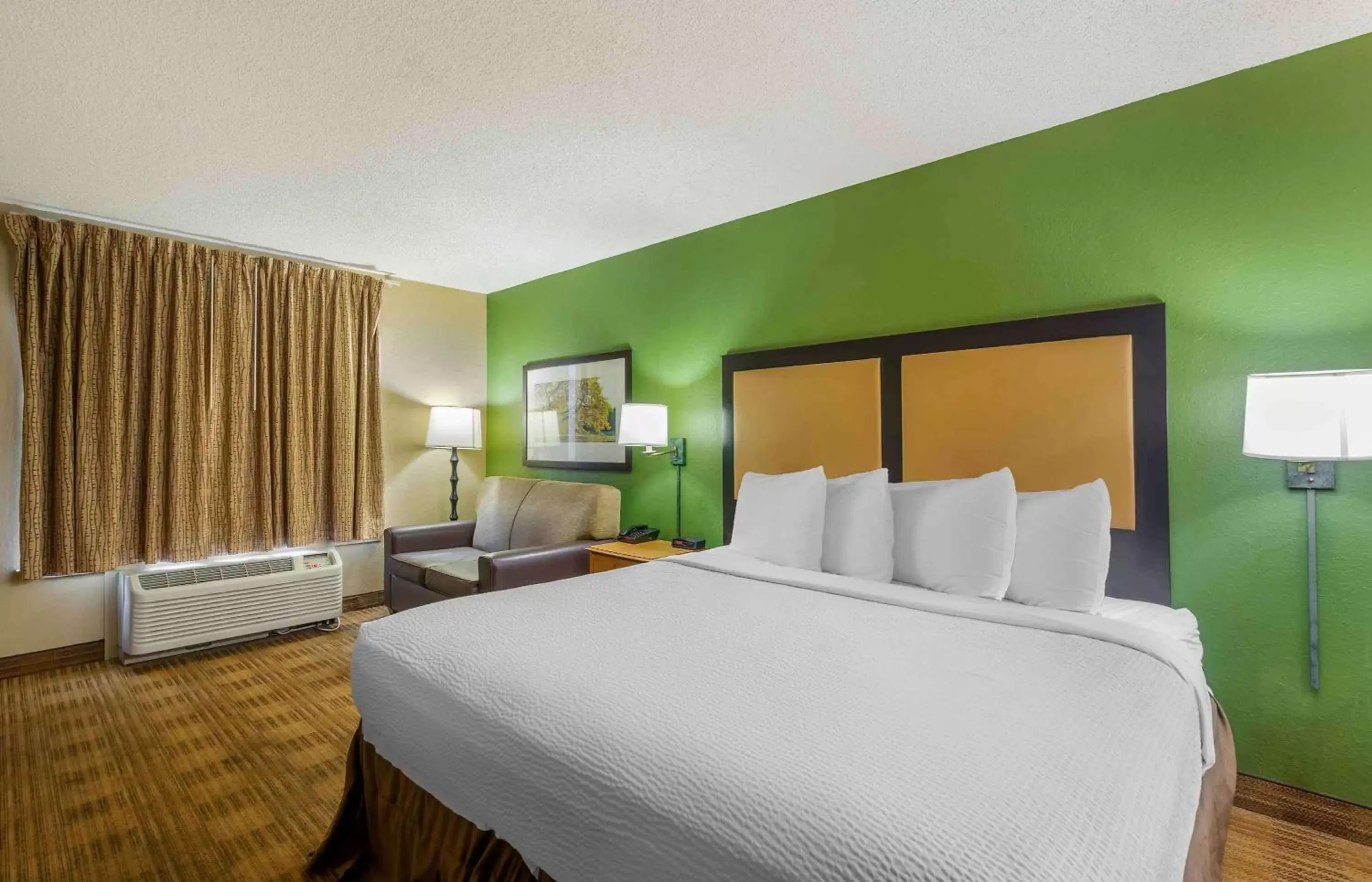 Deluxe Studio with 1 King Bed - Non-Smoking in Extended Stay America Select Suites - Tampa - Brandon Deluxe Studio with 1 King Bed - Non-Smoking in Extended Stay America Select Suites - Tampa - Brandon