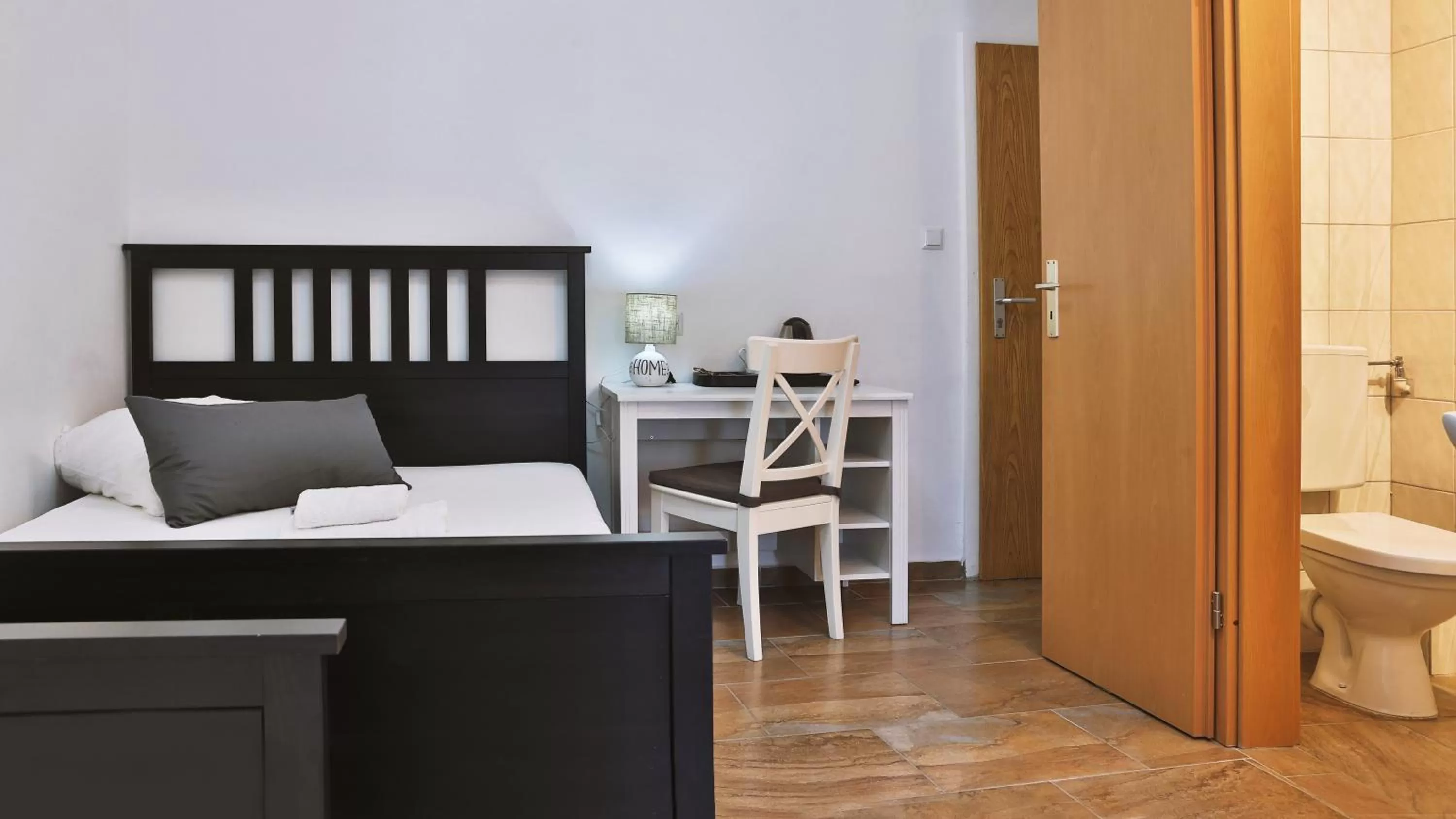 Toilet, Bed in Hotel Frankenthaler Hof