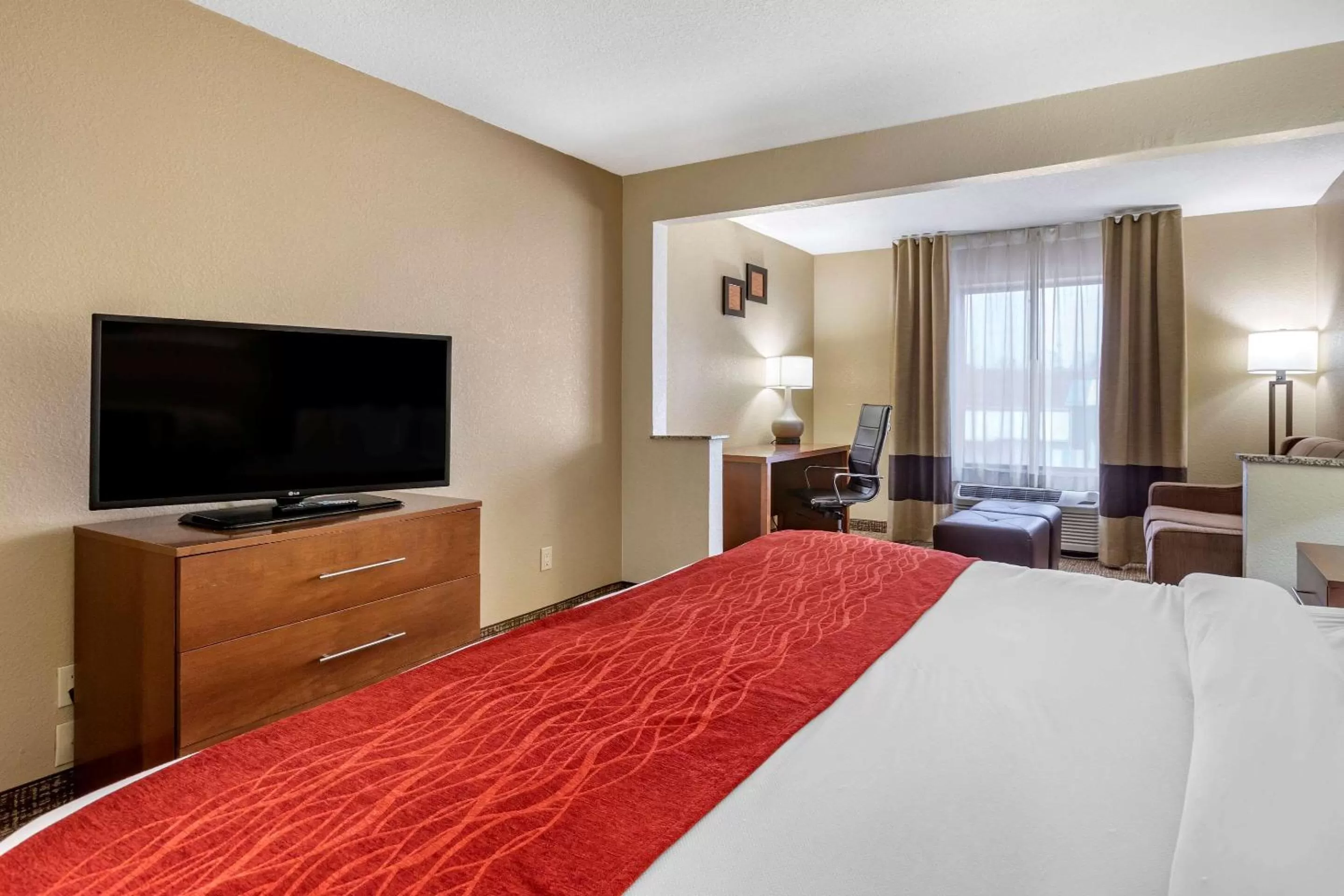 Photo of the whole room, Bed in Comfort Inn & Suites Cedar Rapids North - Collins Road