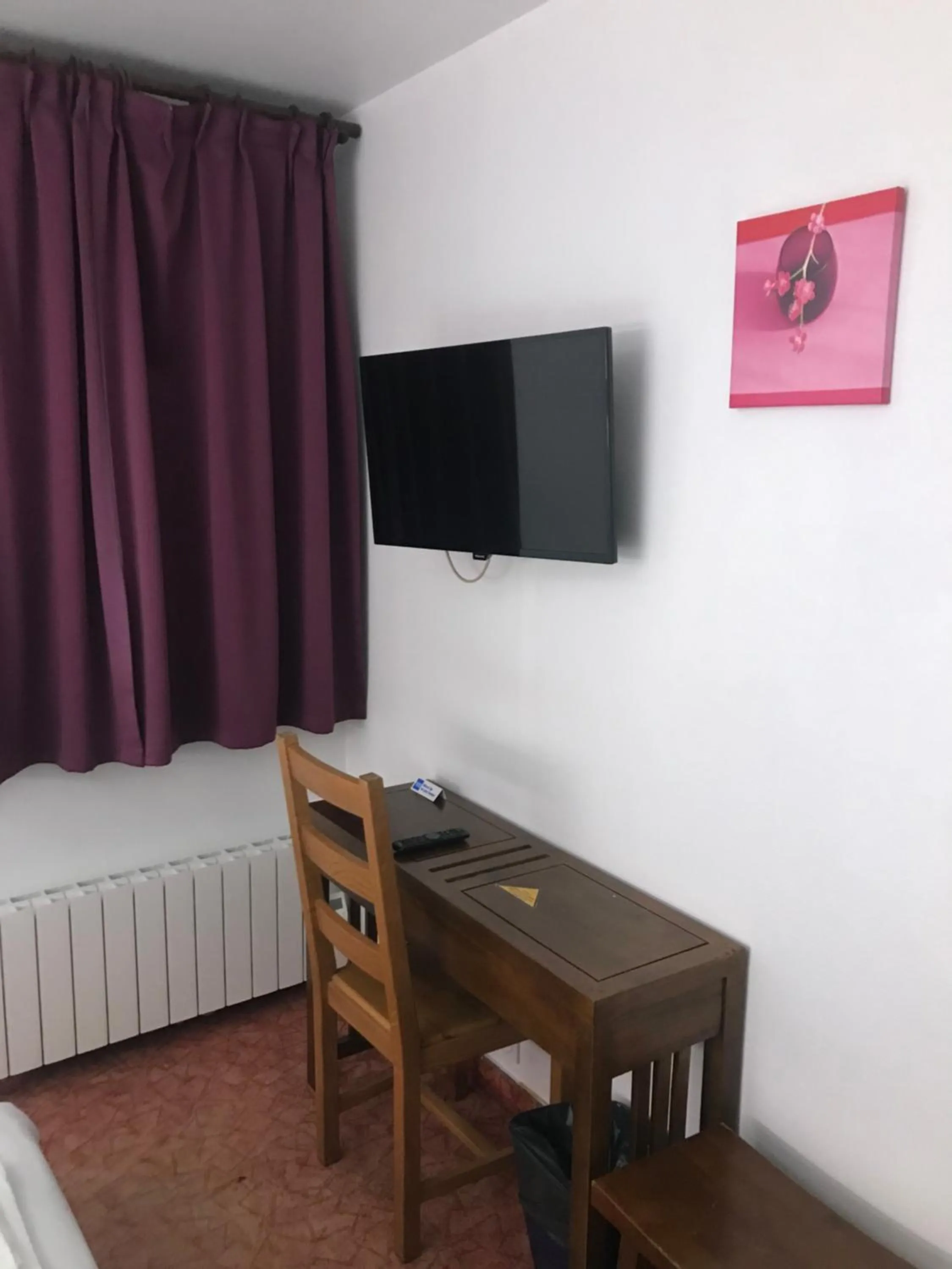 Bed in Hotel Couleurs Sud Centre-ville Gare Charleville-Mézières