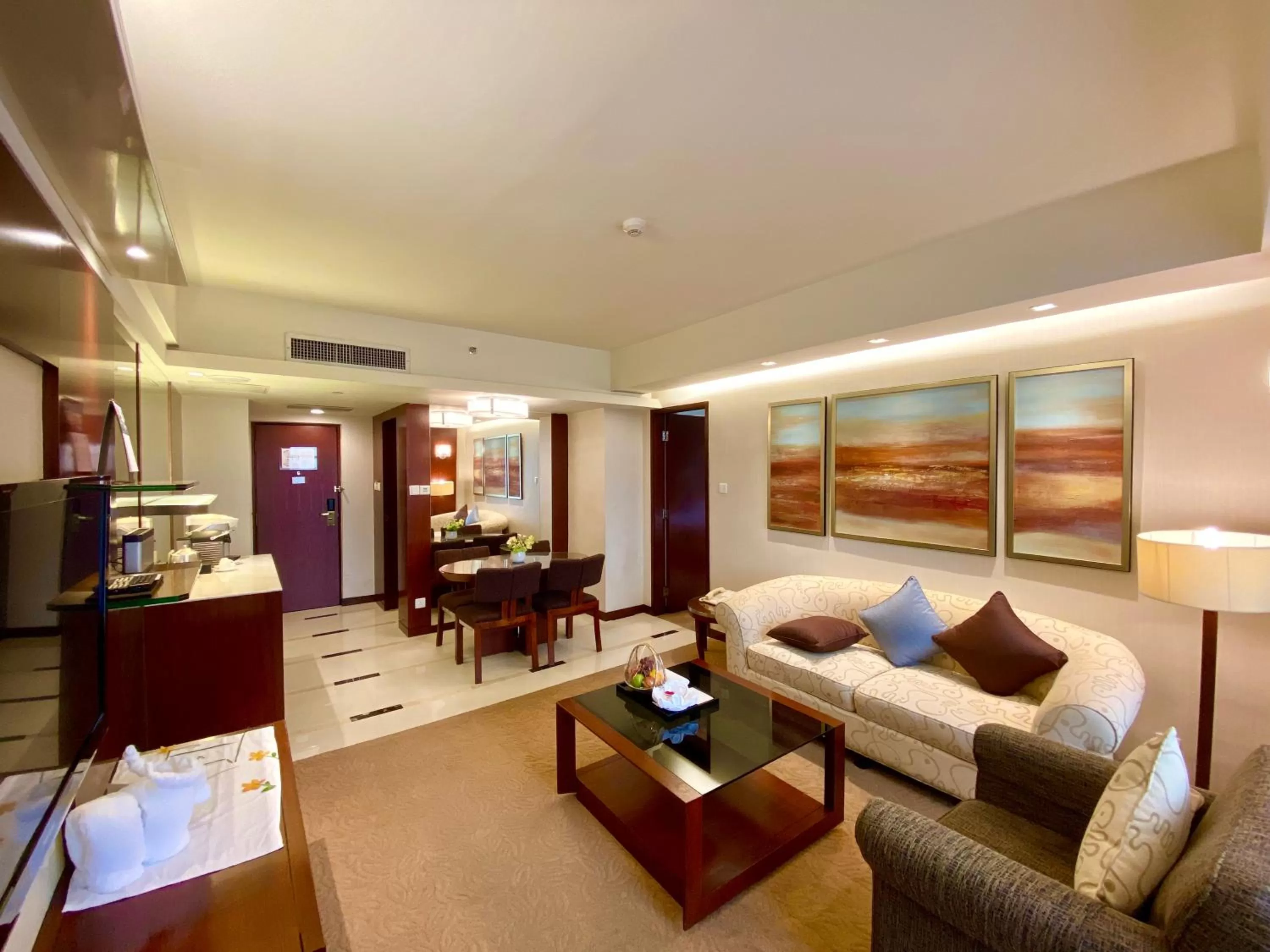 Photo of the whole room in Shangri-La Shenzhen